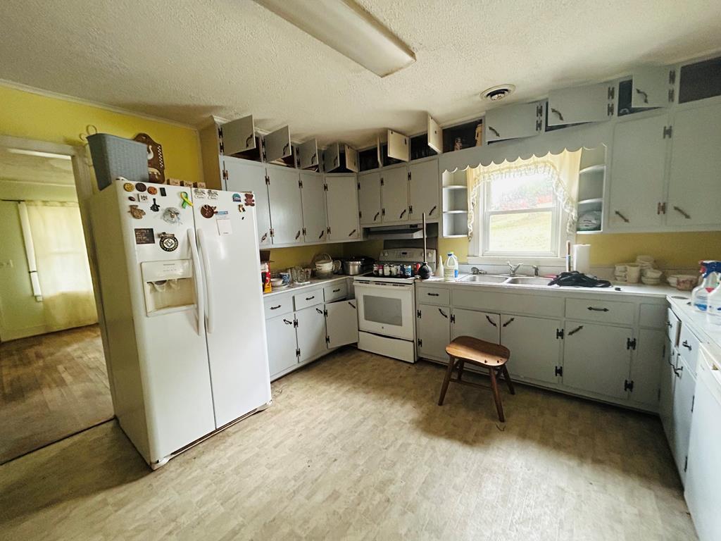 231 Grove St Property Photo 10