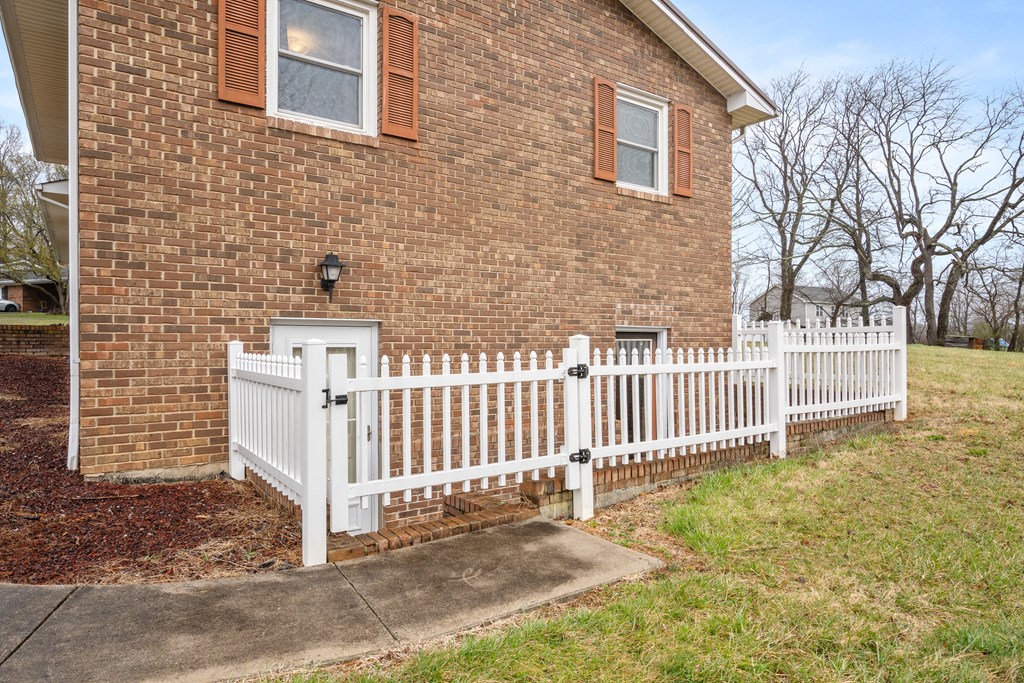 206 Briarwood Lane Property Photo 10