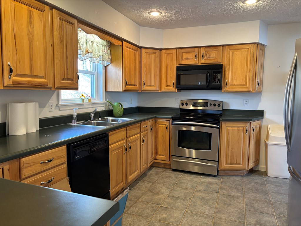 1037 Pond Street Property Photo 2