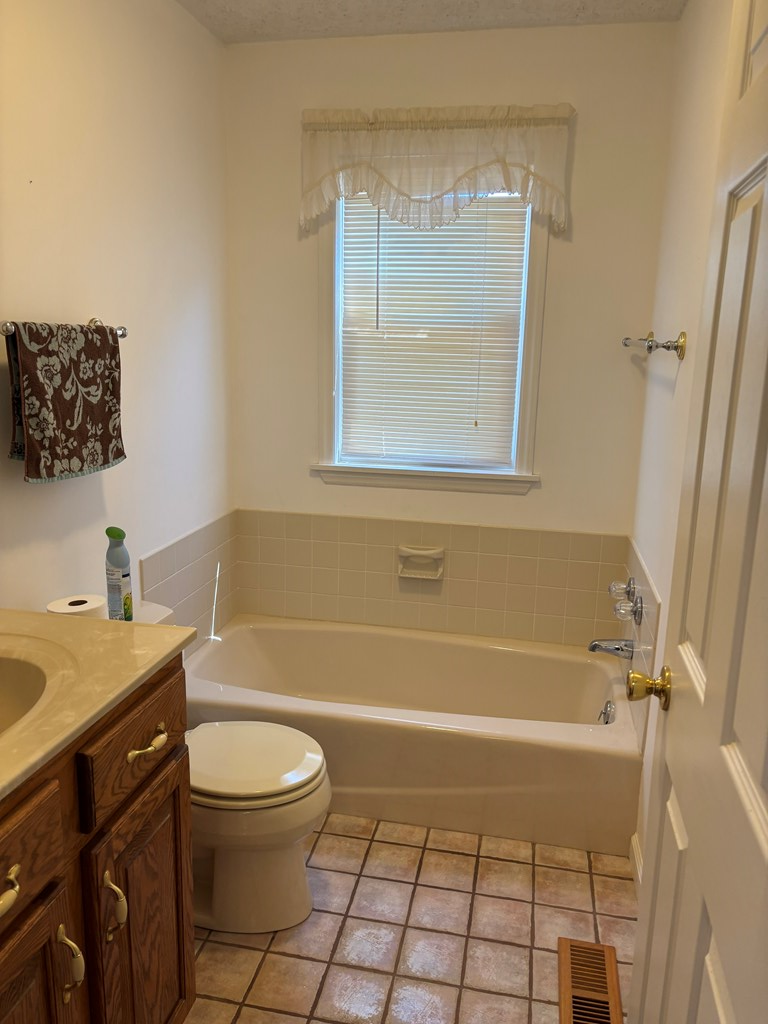 1037 Pond Street Property Photo 11