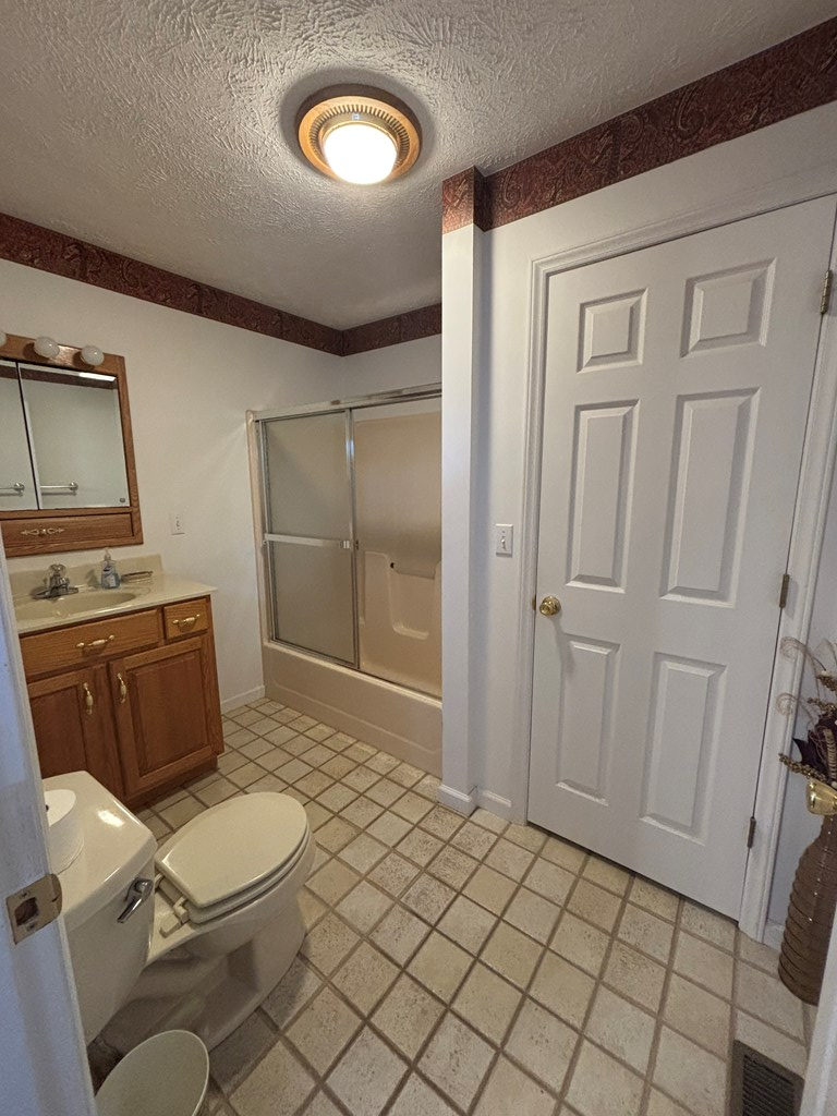 1037 Pond Street Property Photo 12