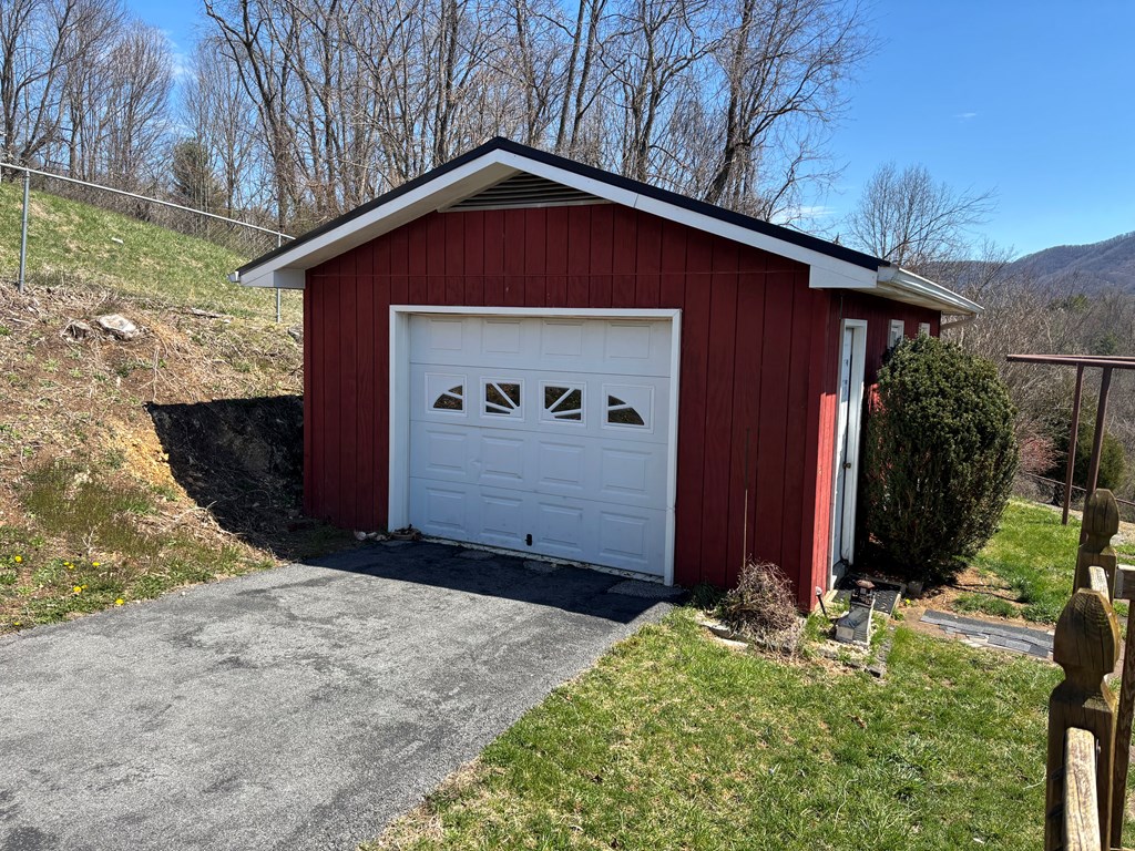 1037 Pond Street Property Photo 21