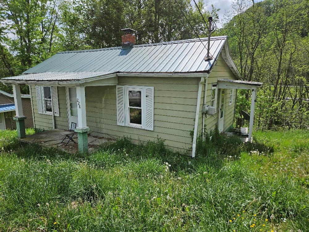 228 Henderson St Property Photo