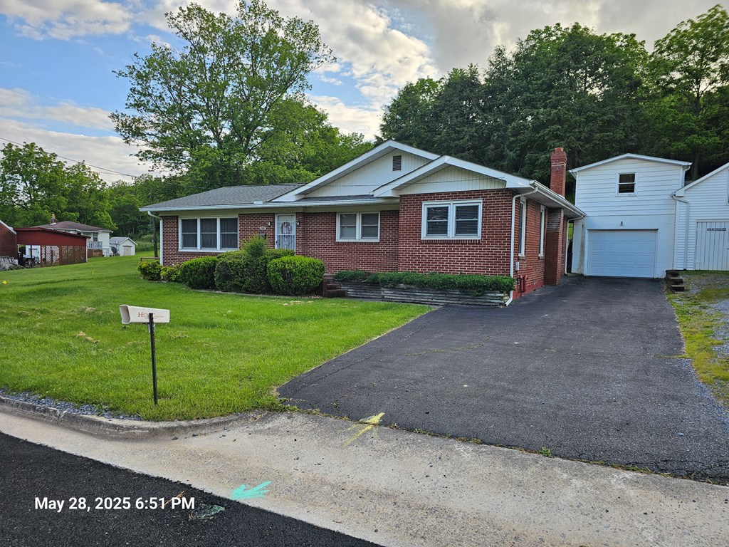 238 Staley St. Property Photo 4