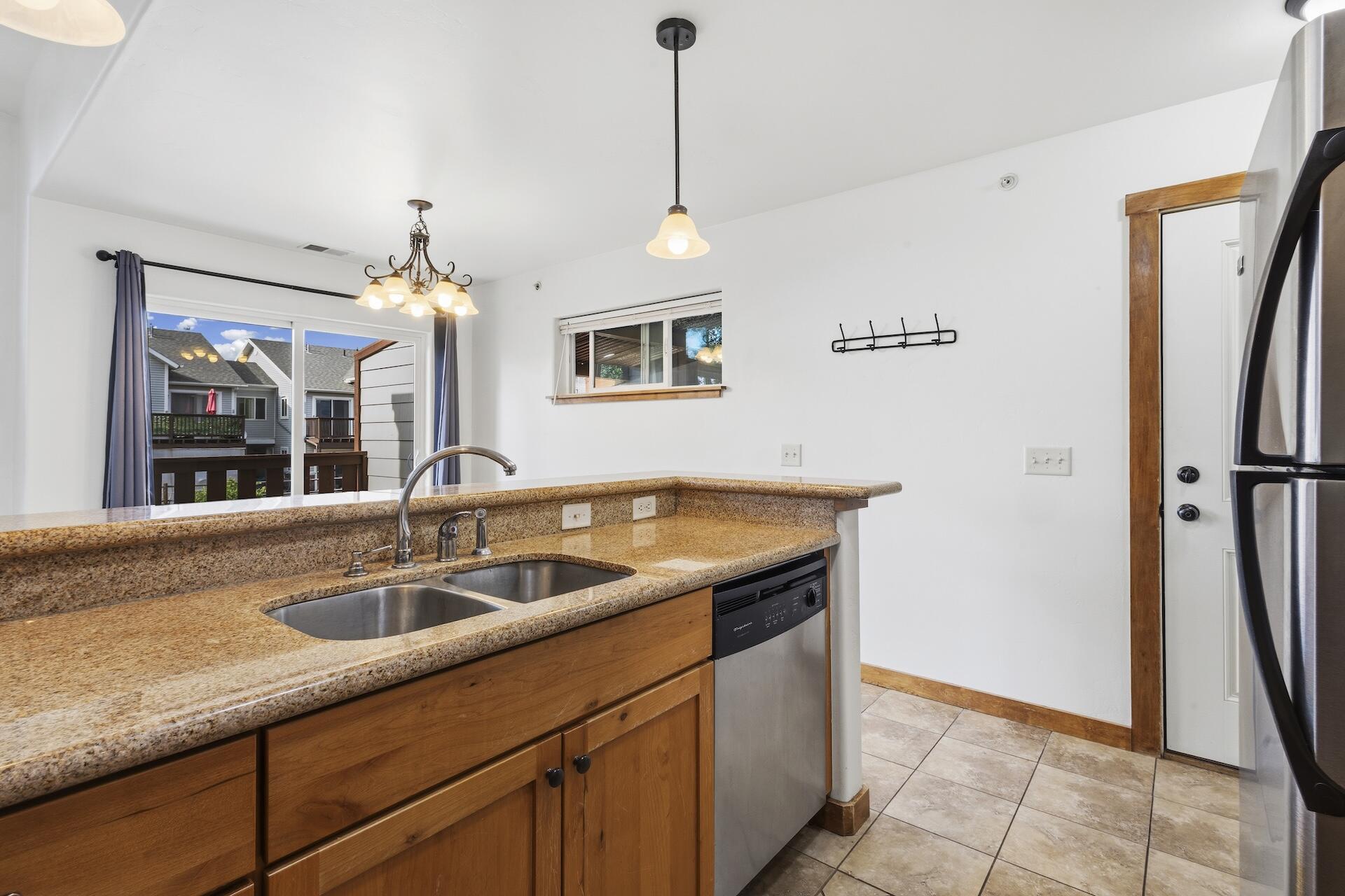 550 Redcliff Circle Property Photo 3