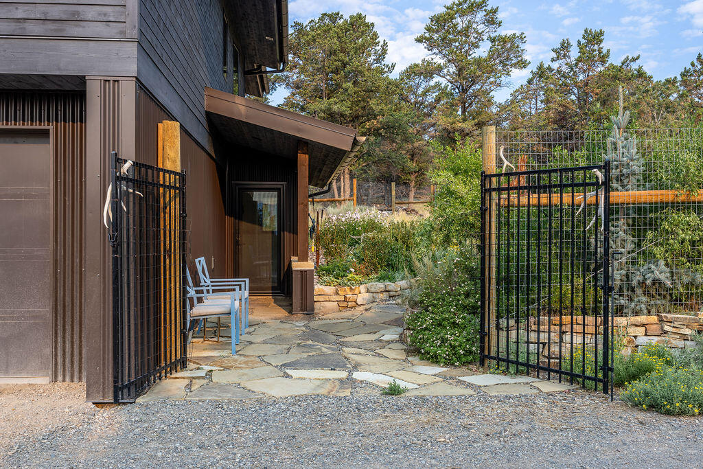 200 Pleasant Valley Drive Property Photo 4
