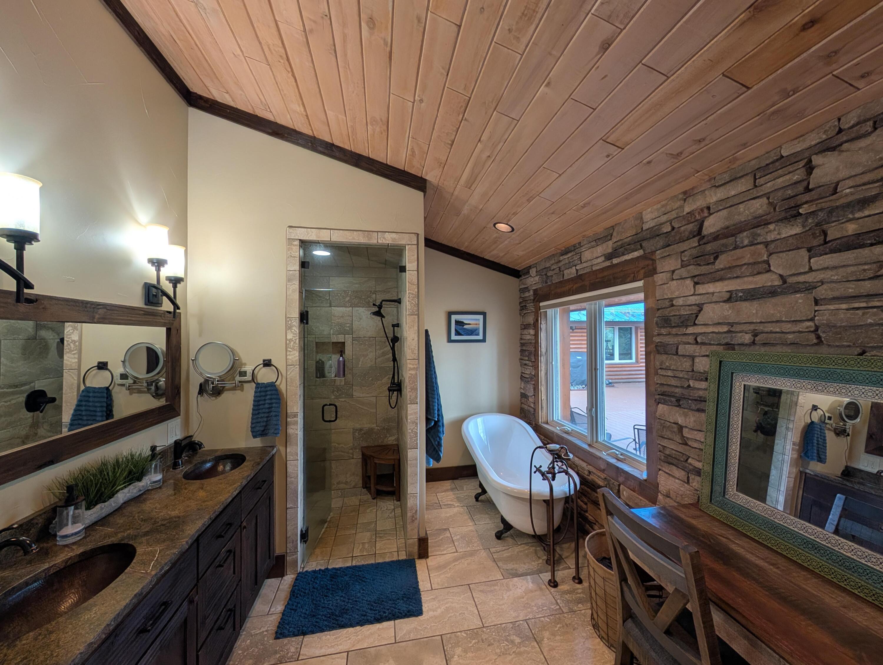 684 Falcon Way Property Photo 23
