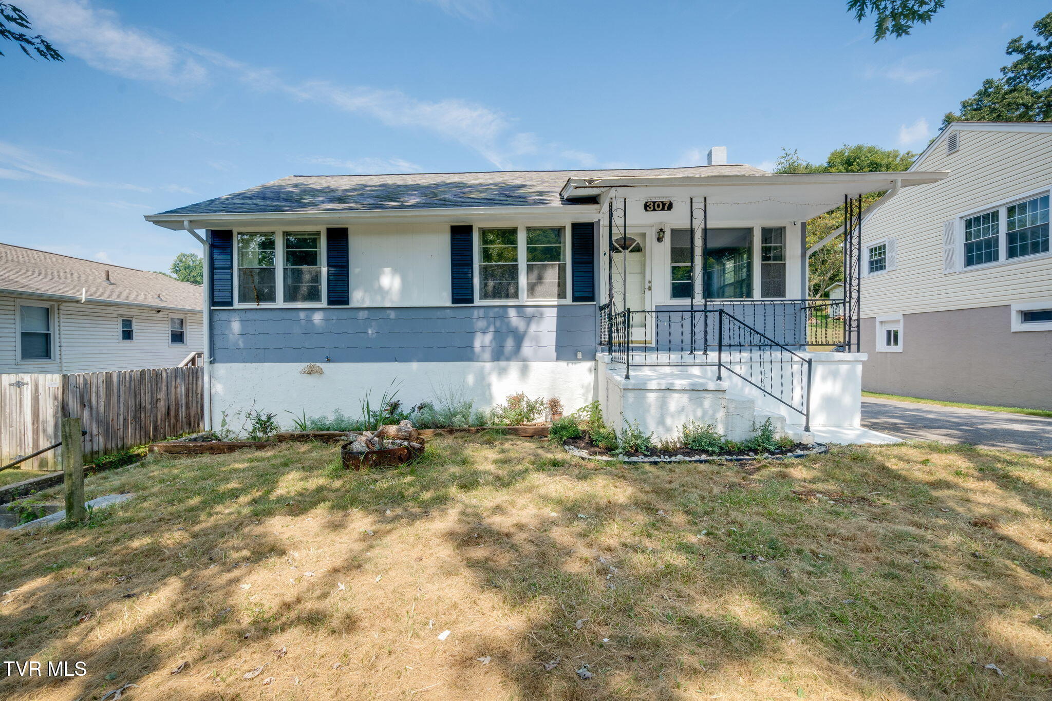 307 Walker Street Property Photo 1