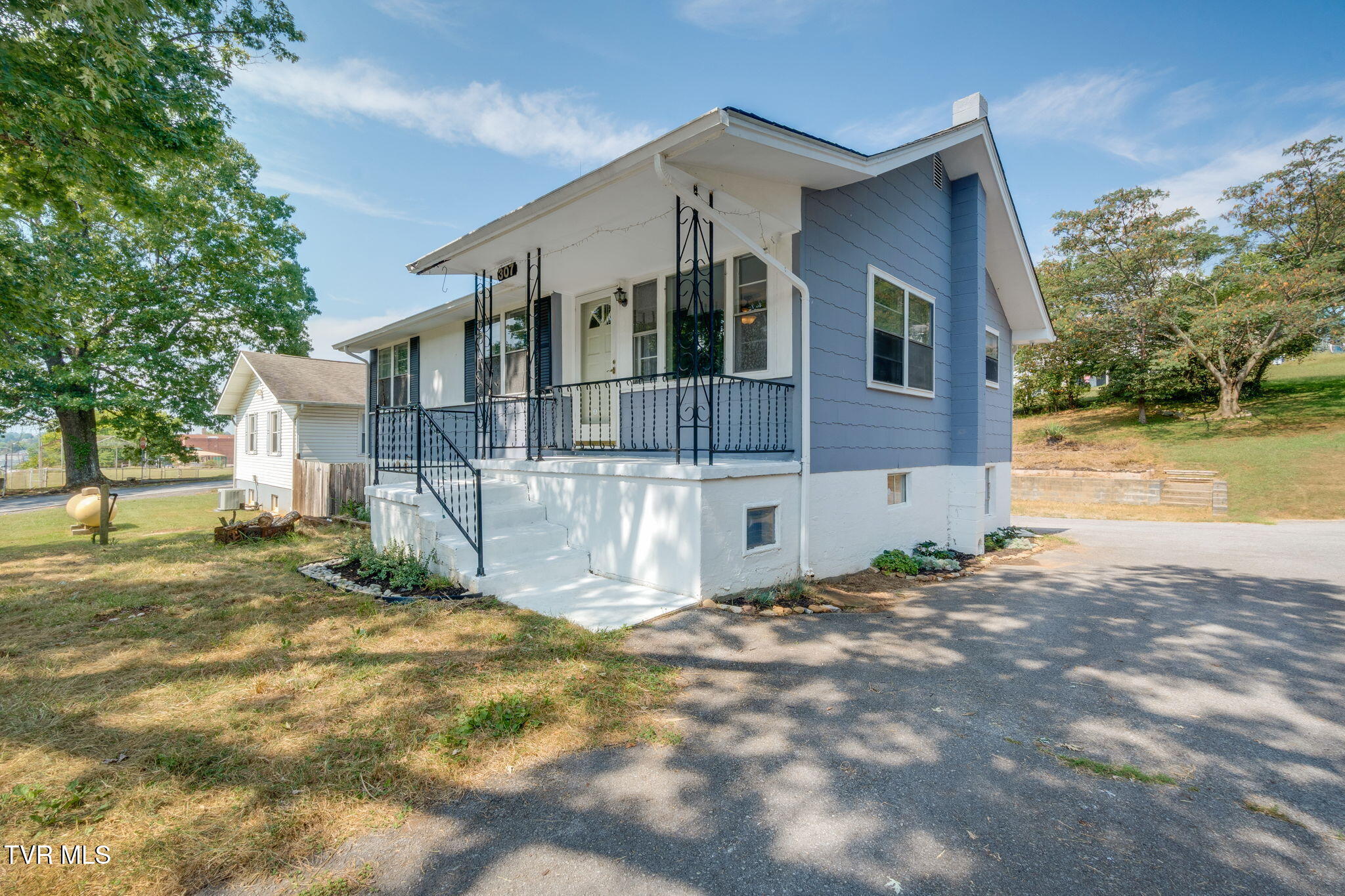 307 Walker Street Property Photo 2