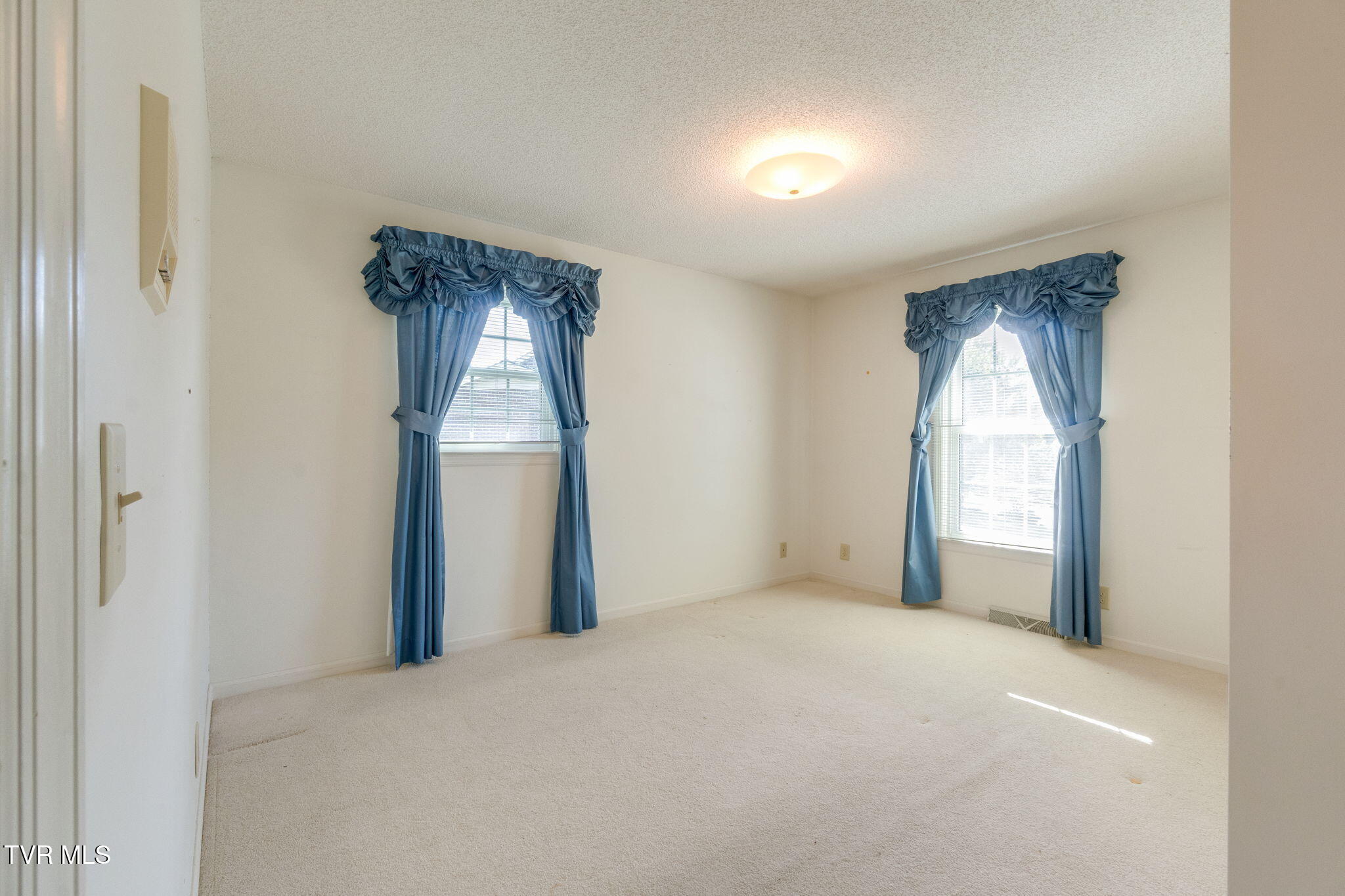 4 Royal Court Property Photo 27