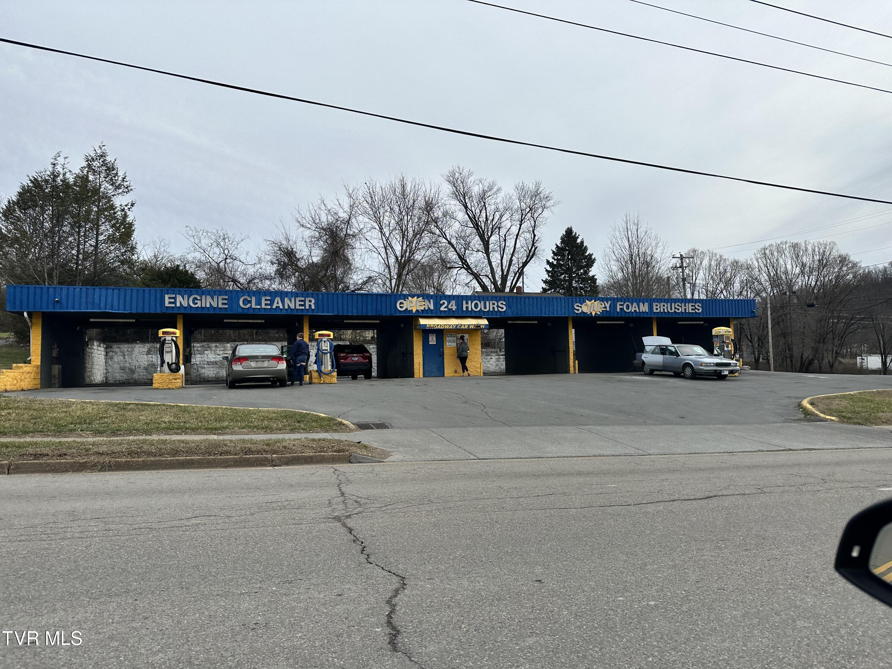 300 North Broadway Street Property Photo