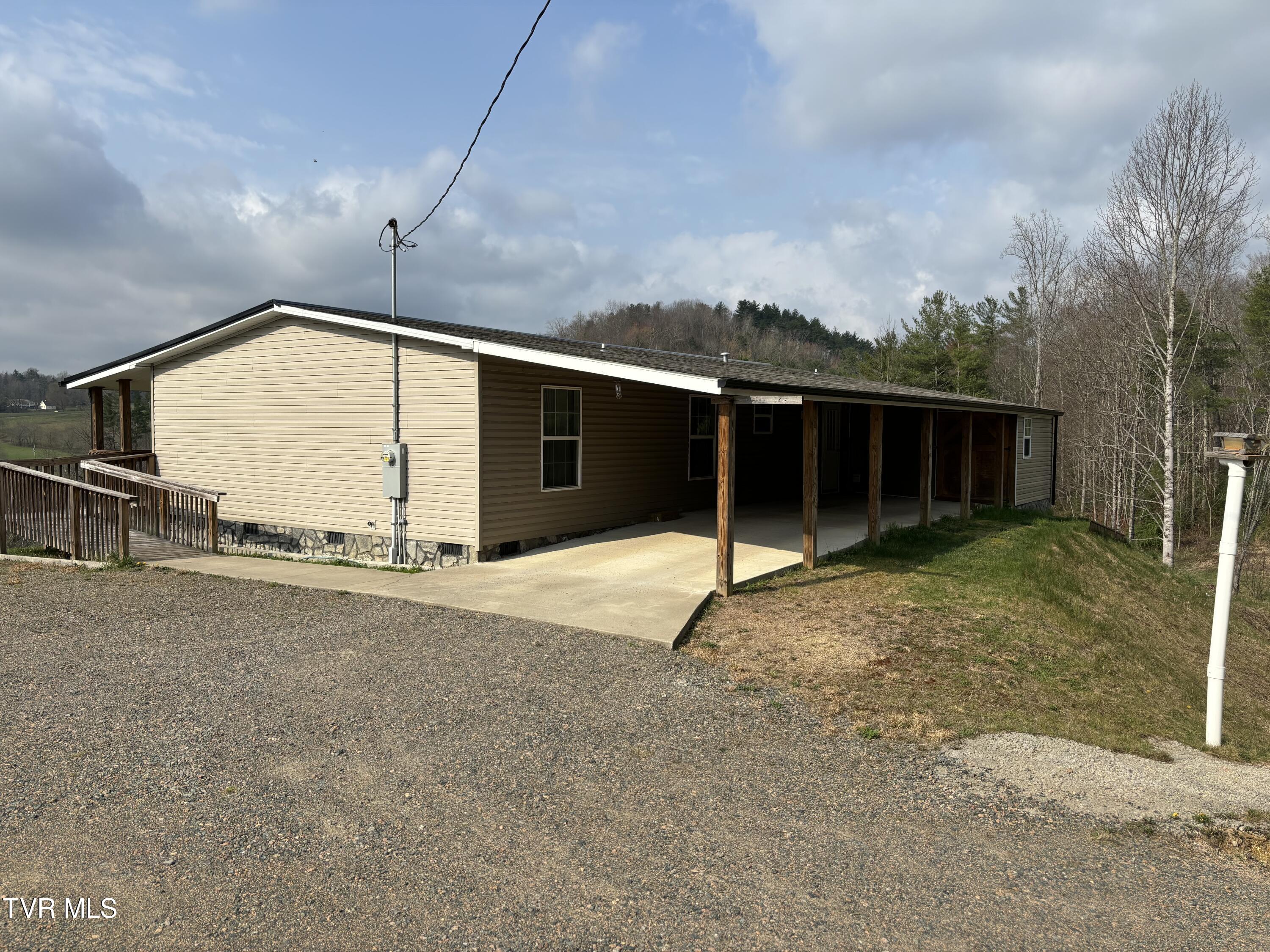 124 Tom Phillippi Road Property Photo 3