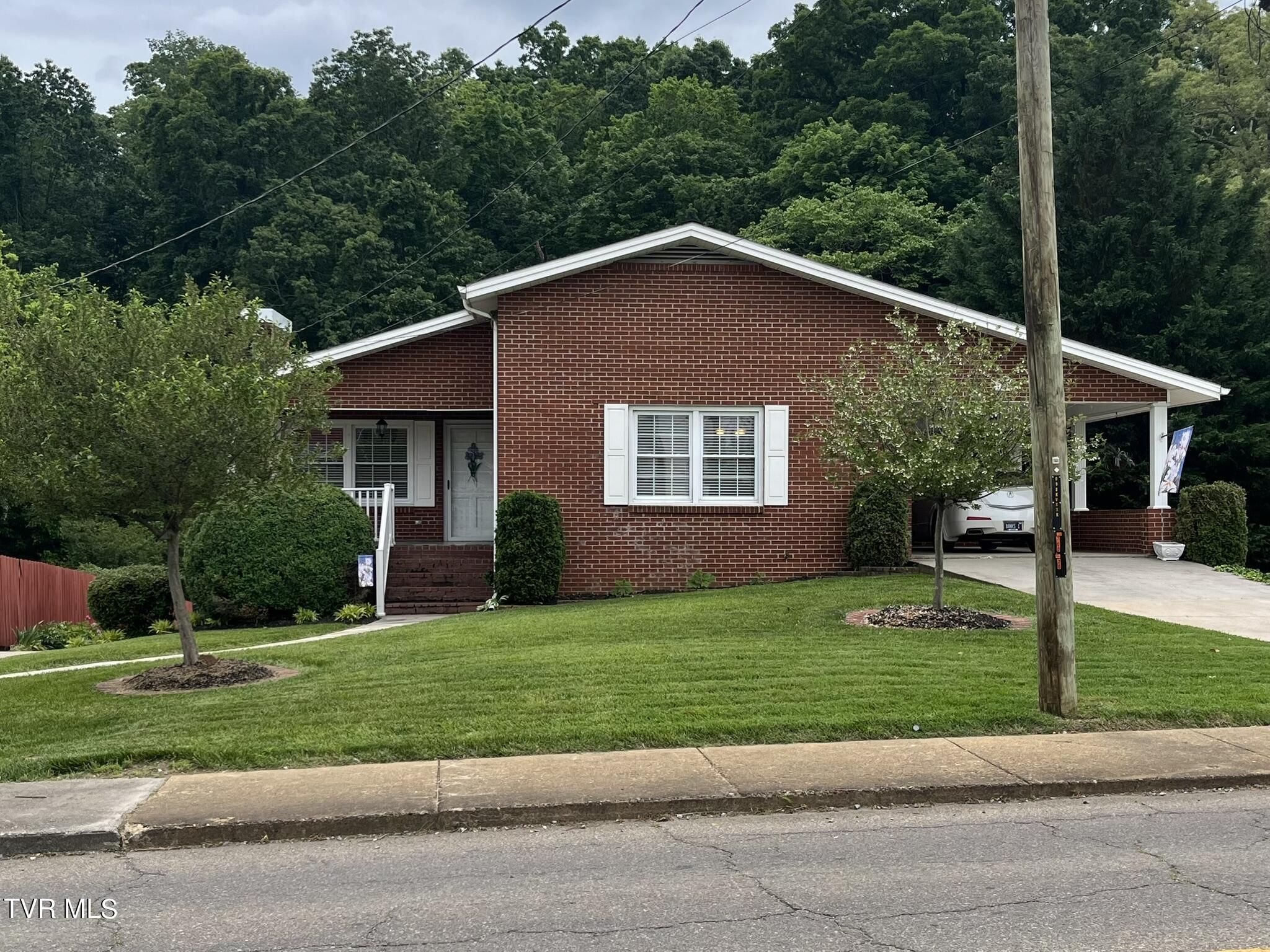 423 West Main Street Property Photo