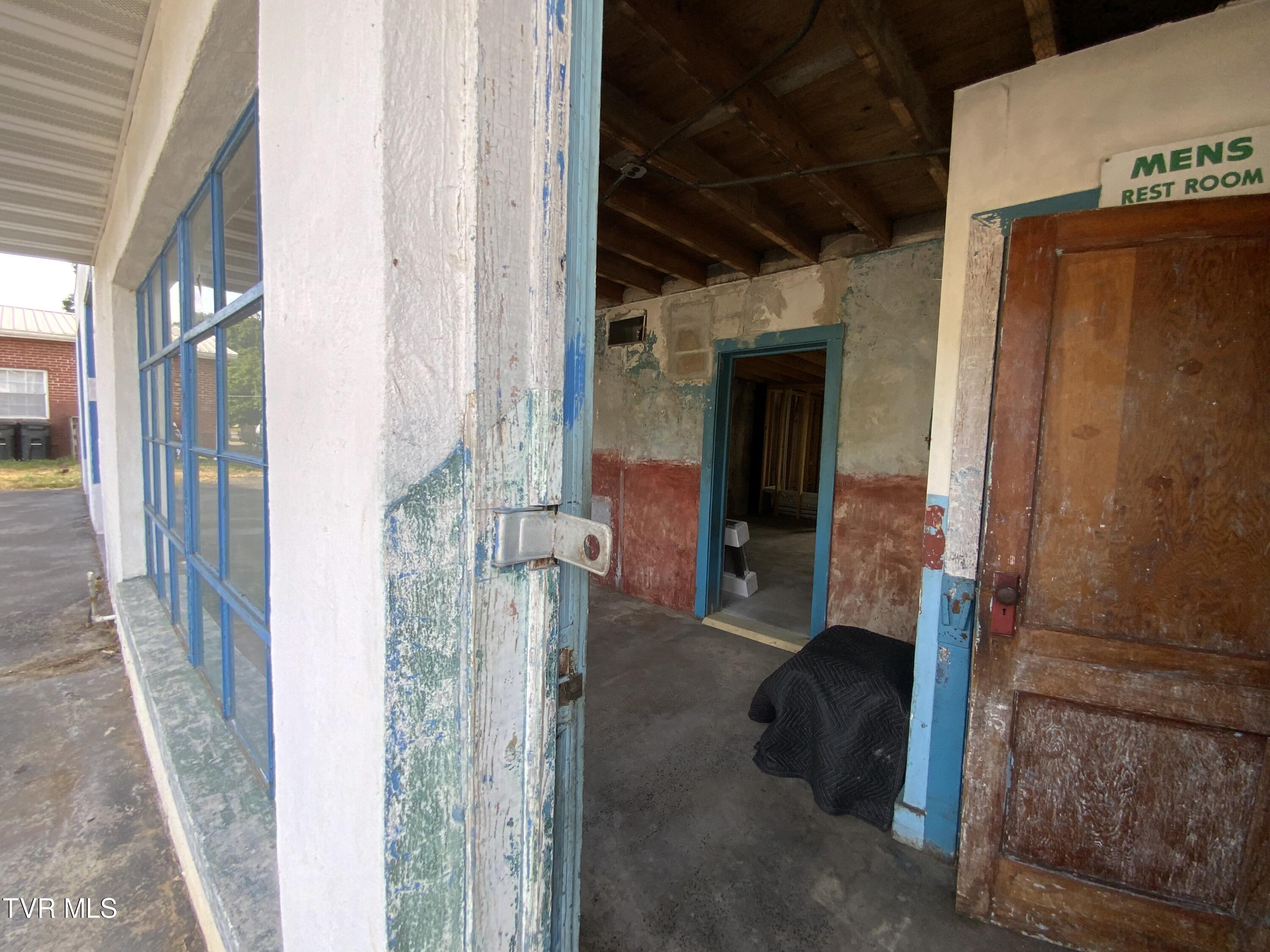 509 West Broadway Street Property Photo 5
