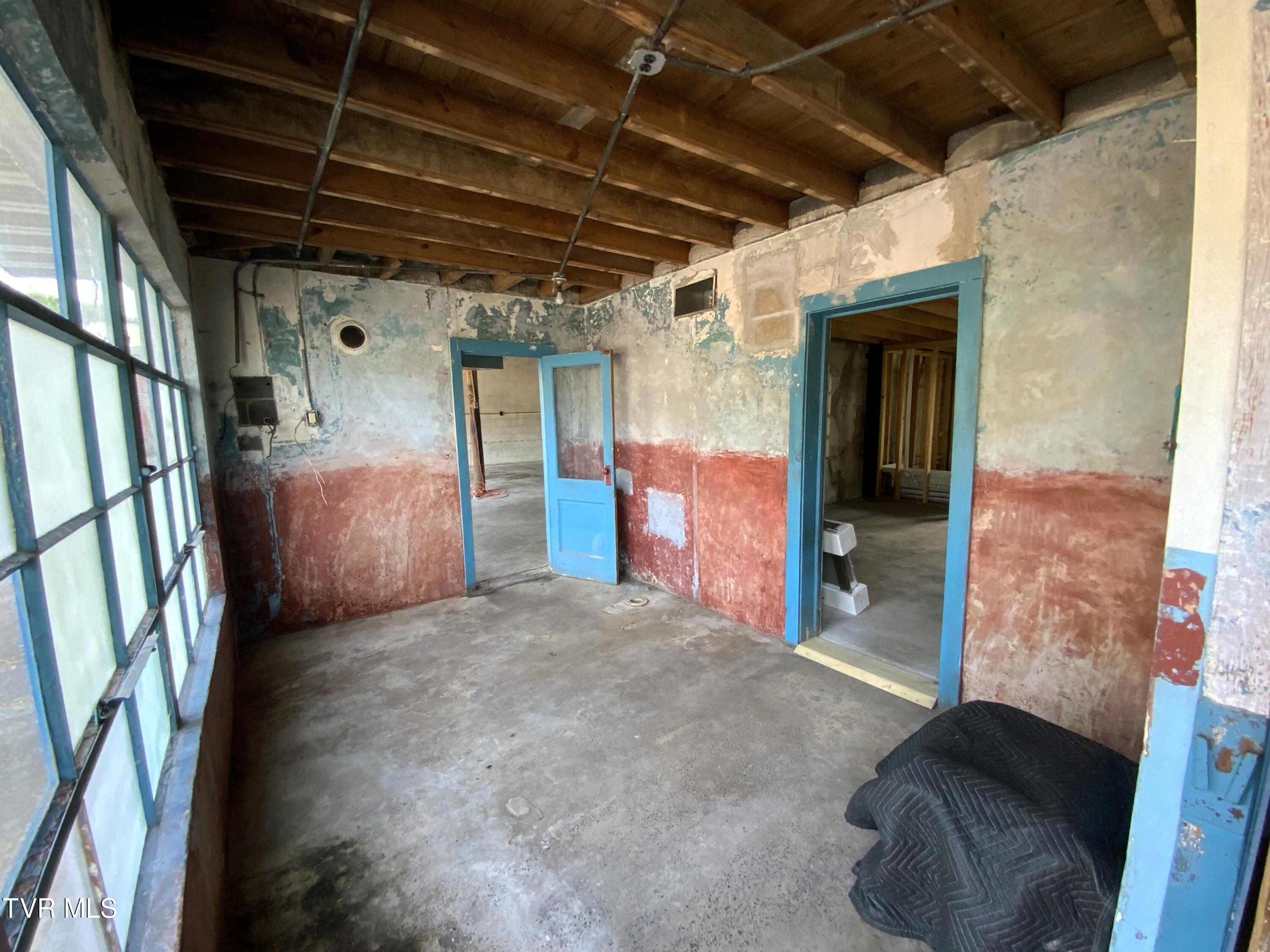 509 West Broadway Street Property Photo 11