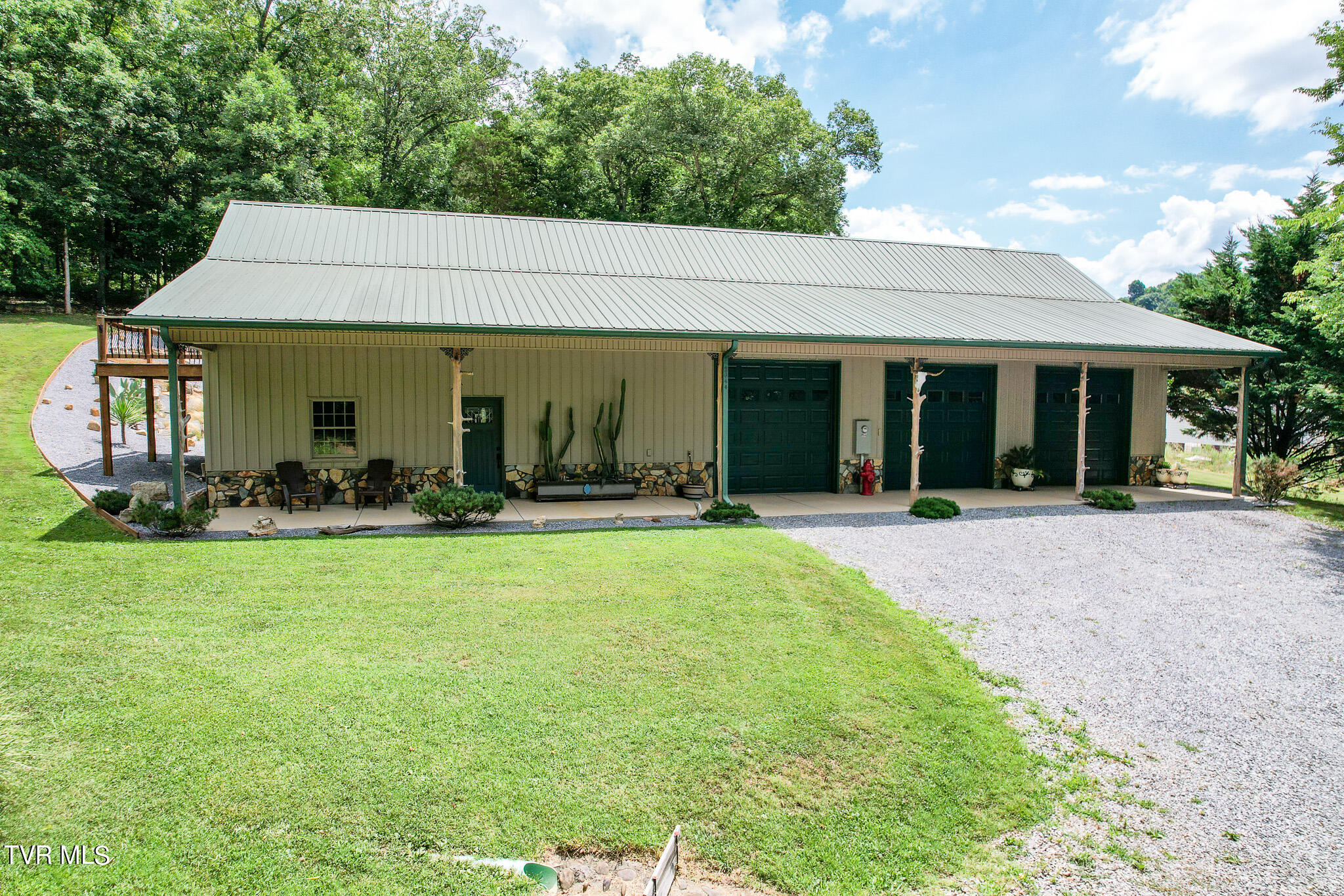2044 Pigeon Creek Road Property Photo