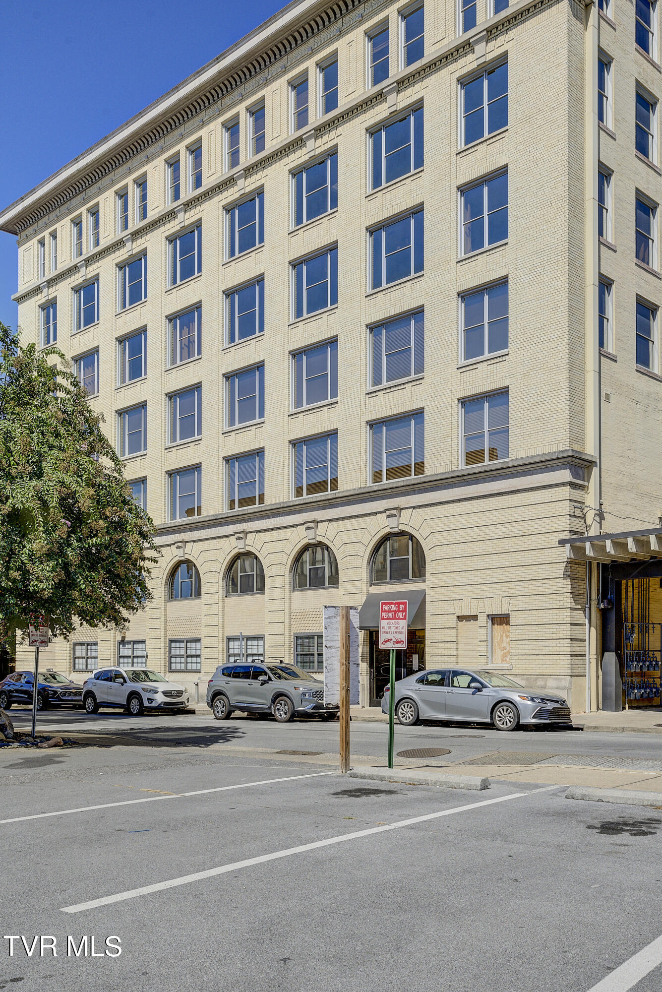 200 East Main Street Property Photo