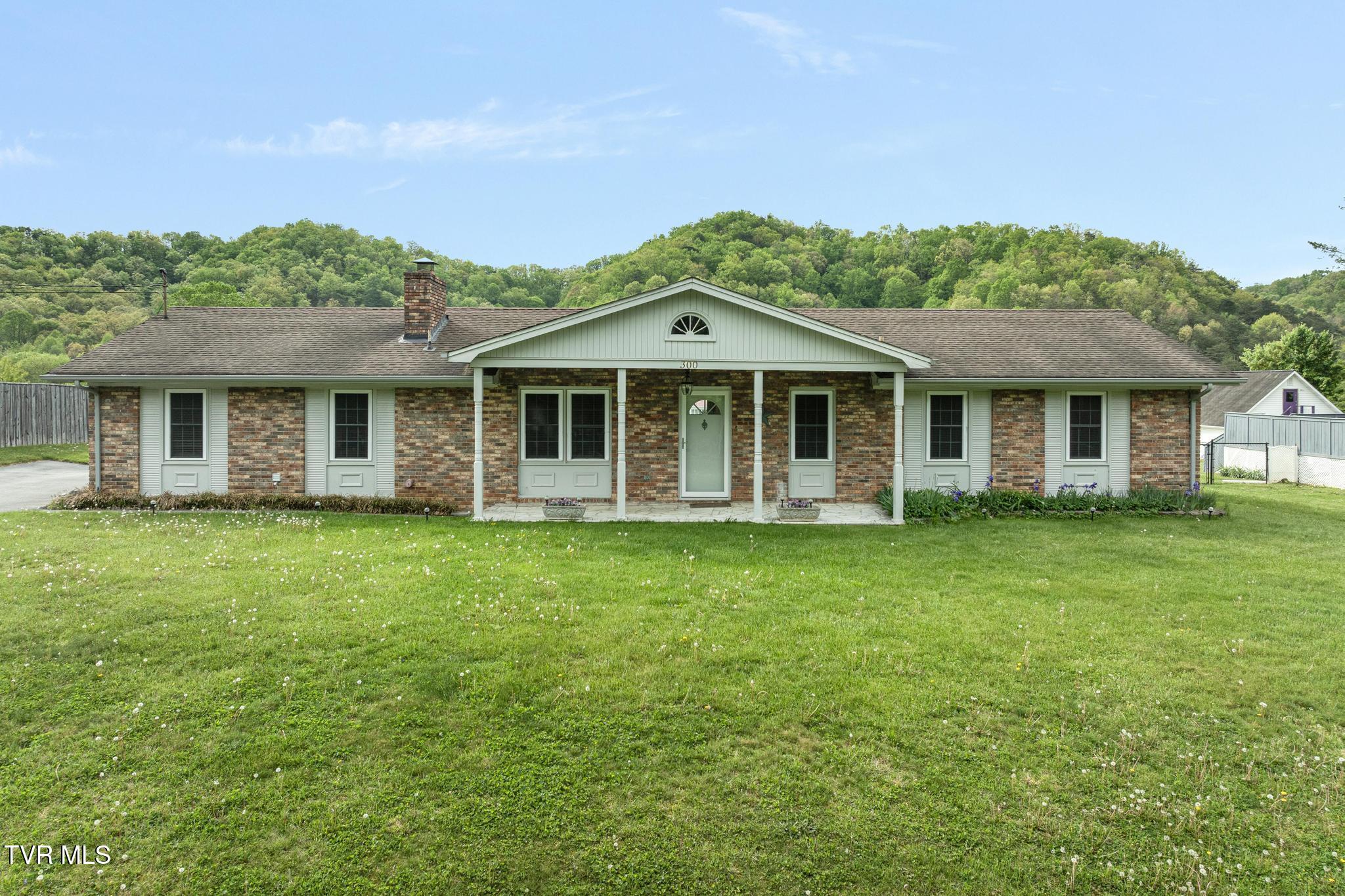 300 Wimberly Way Property Photo 1