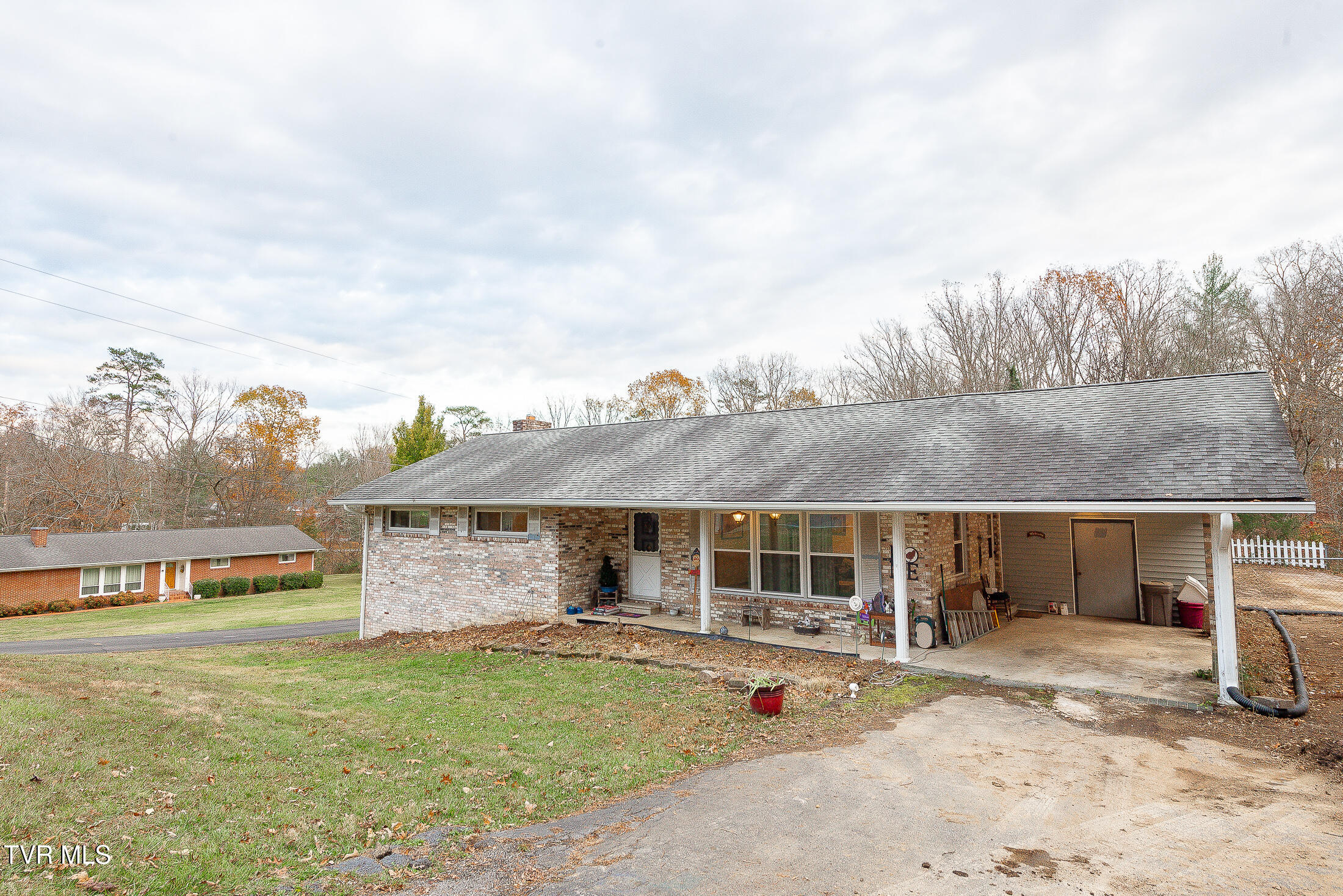 4005 Leaning Pine Road Property Photo 3