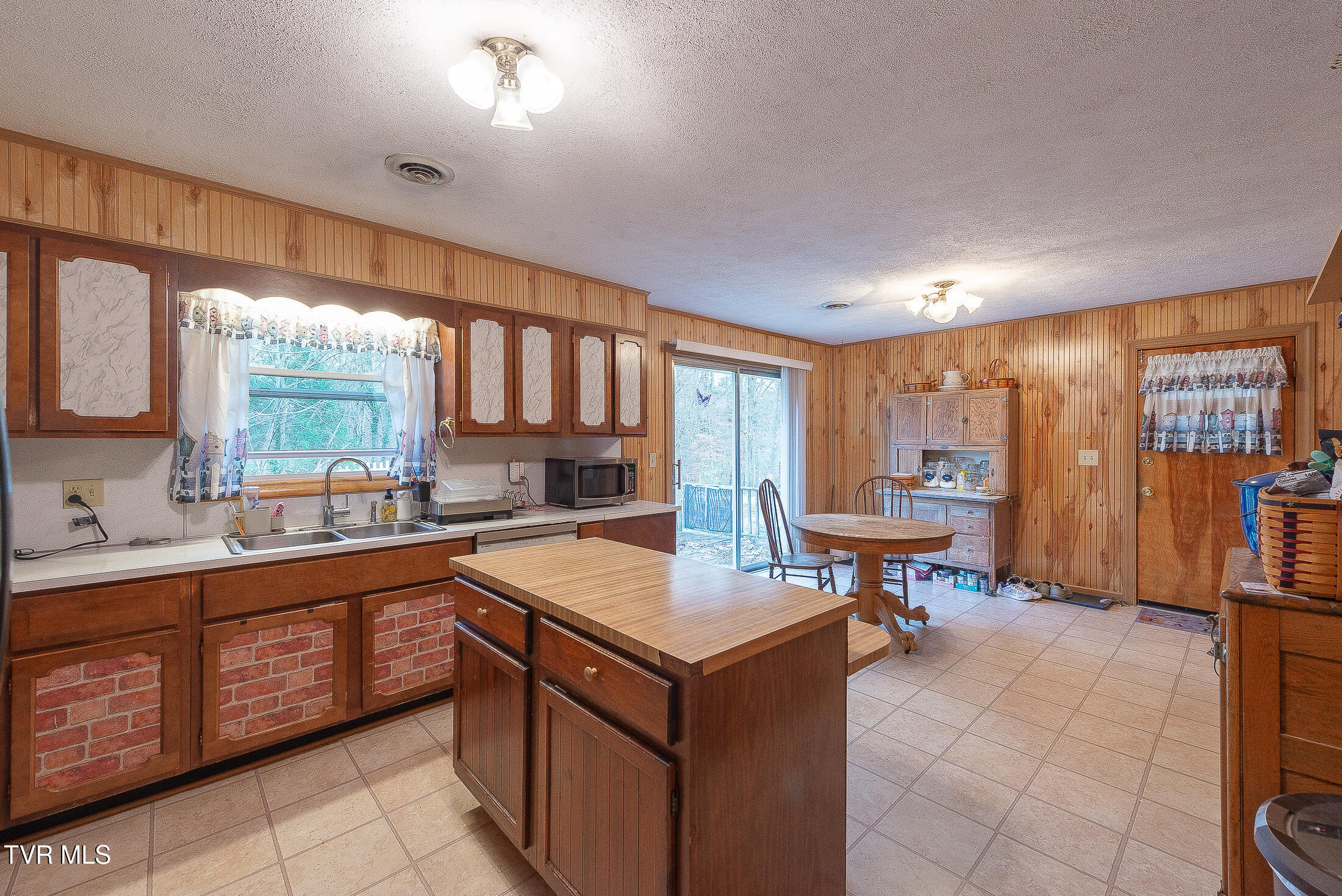 4005 Leaning Pine Road Property Photo 11
