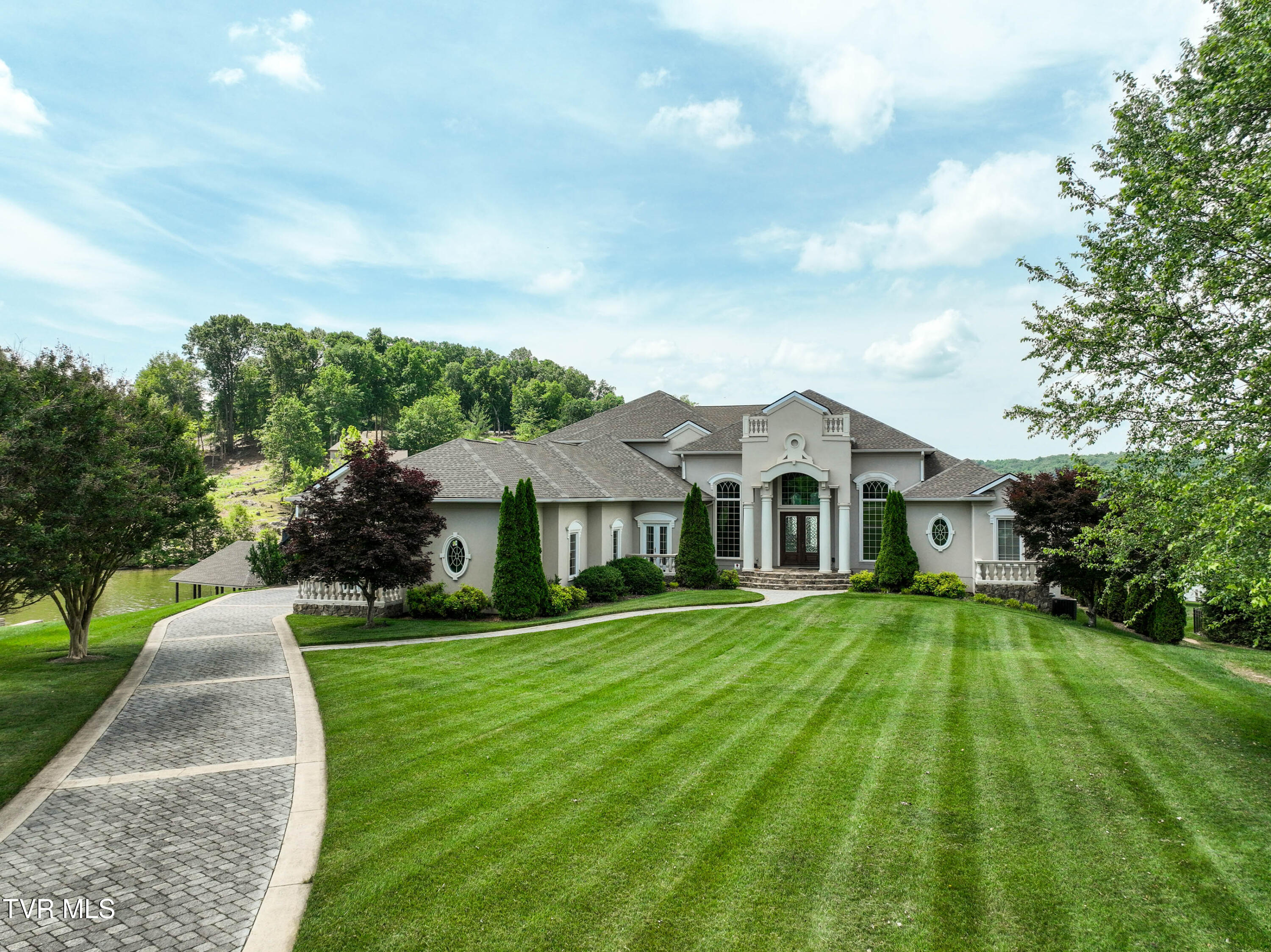6 Edgewater Court Property Photo