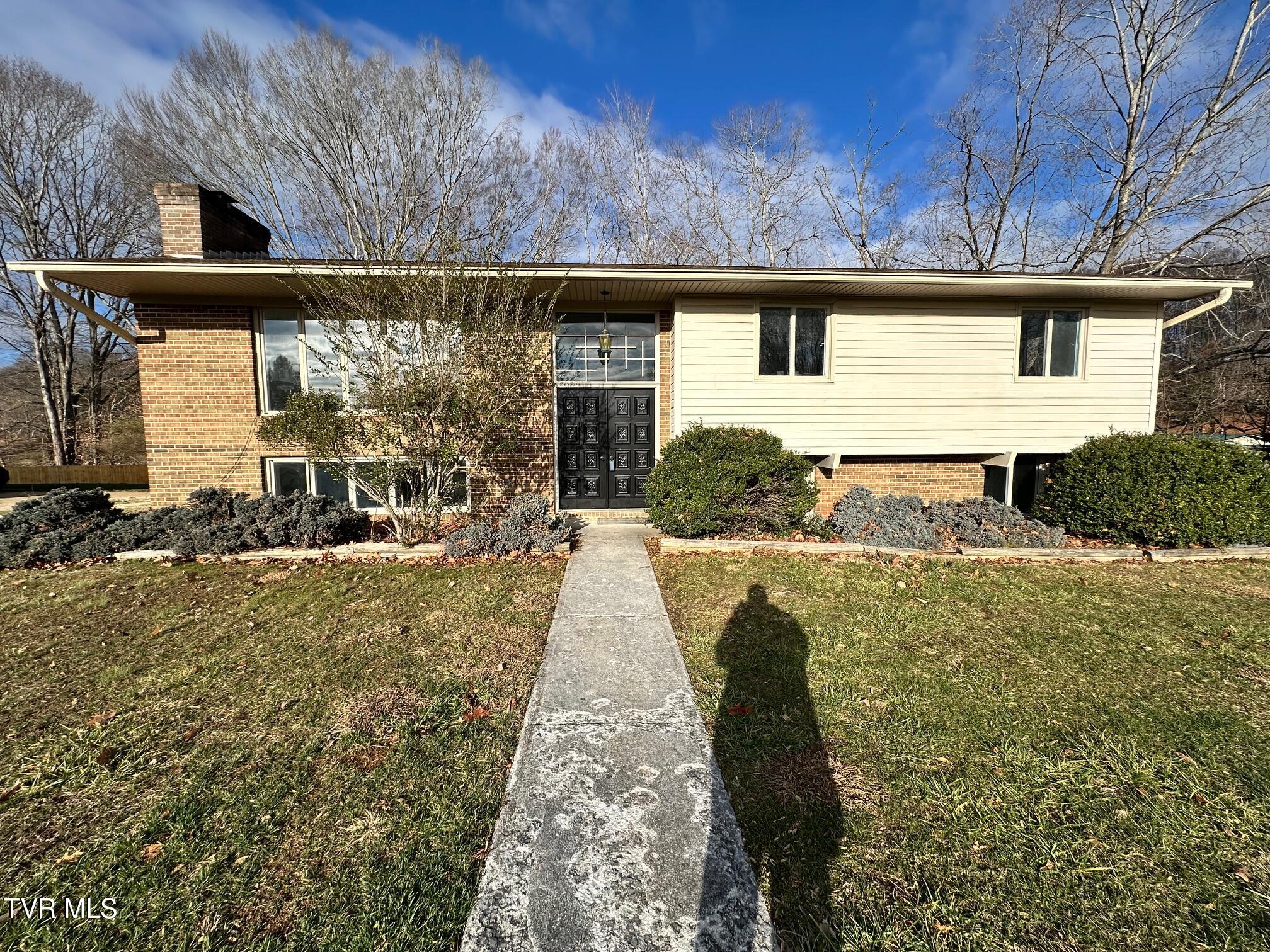 225 Mandan Road Property Photo 1