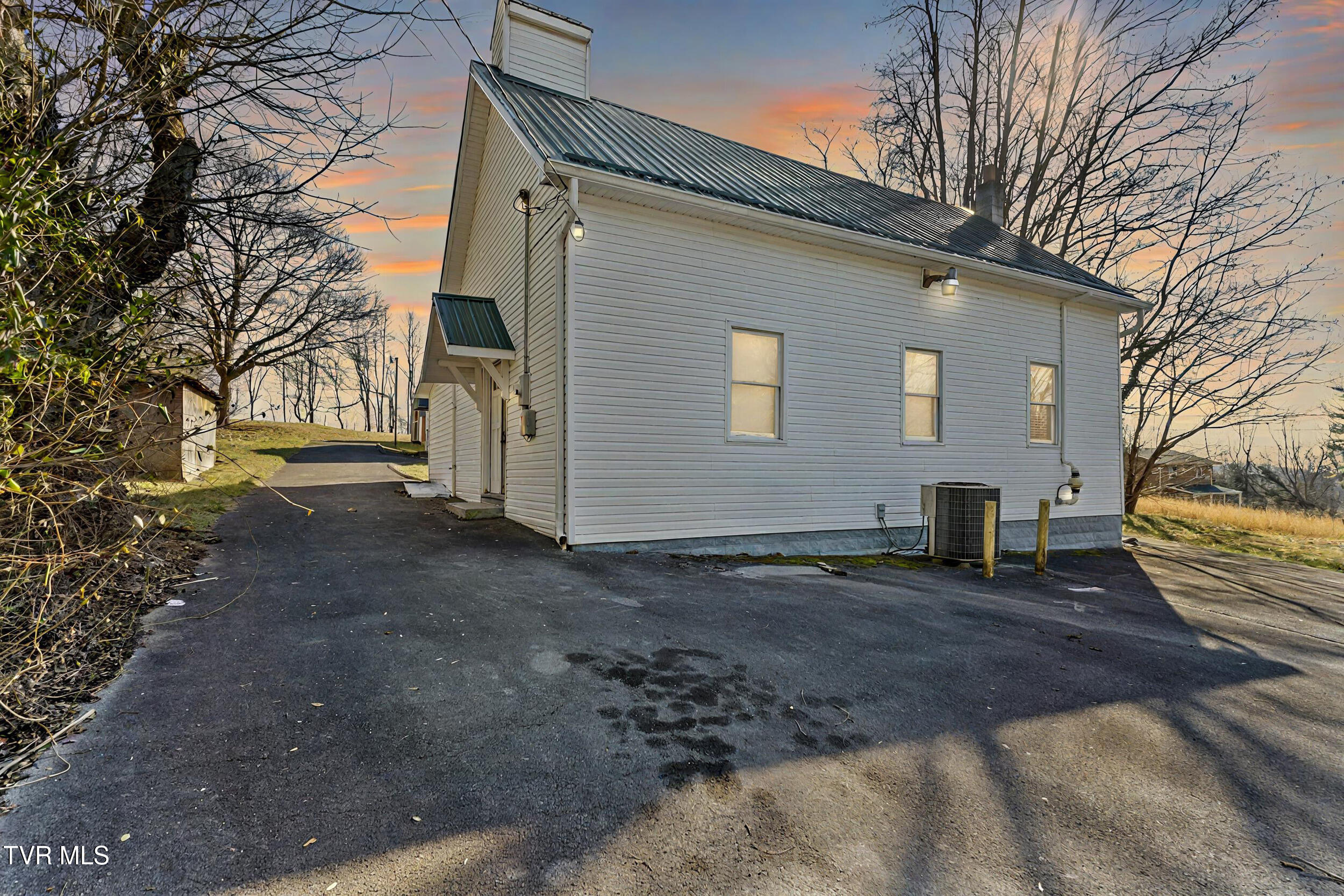 338 Southeast Lowland Street
