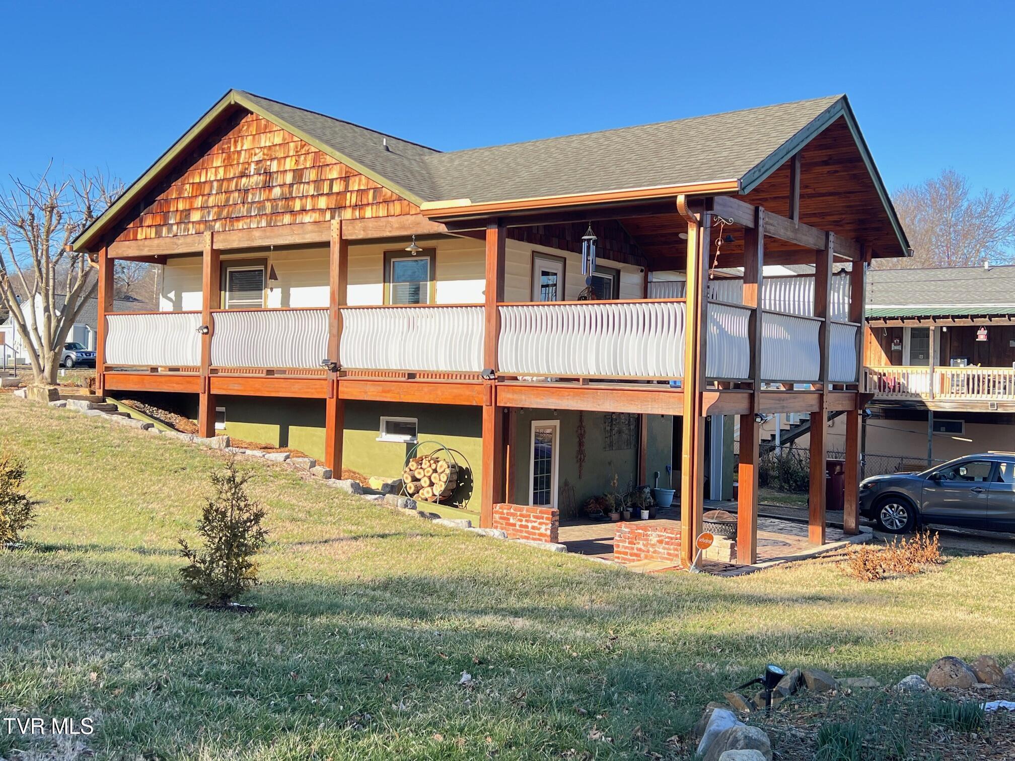 800 East Unaka Avenue Property Photo