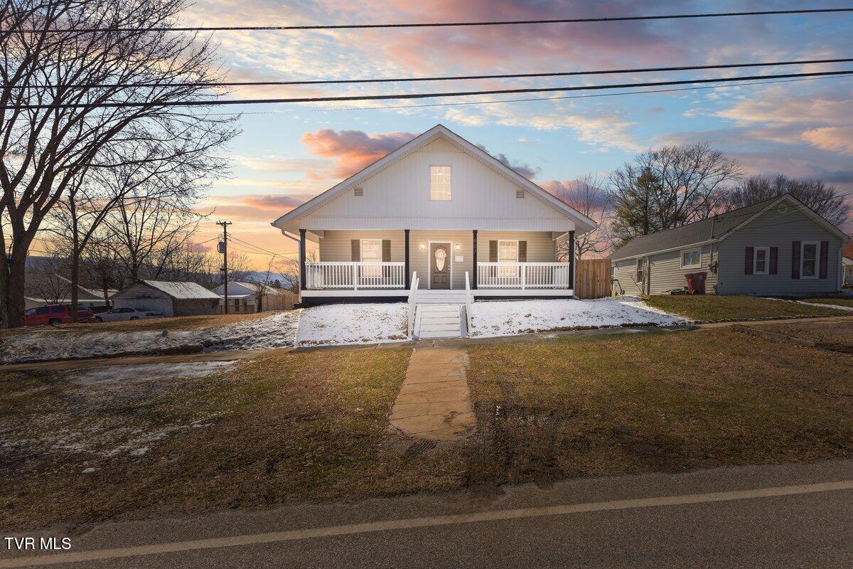 607 East Oakland Avenue Property Photo