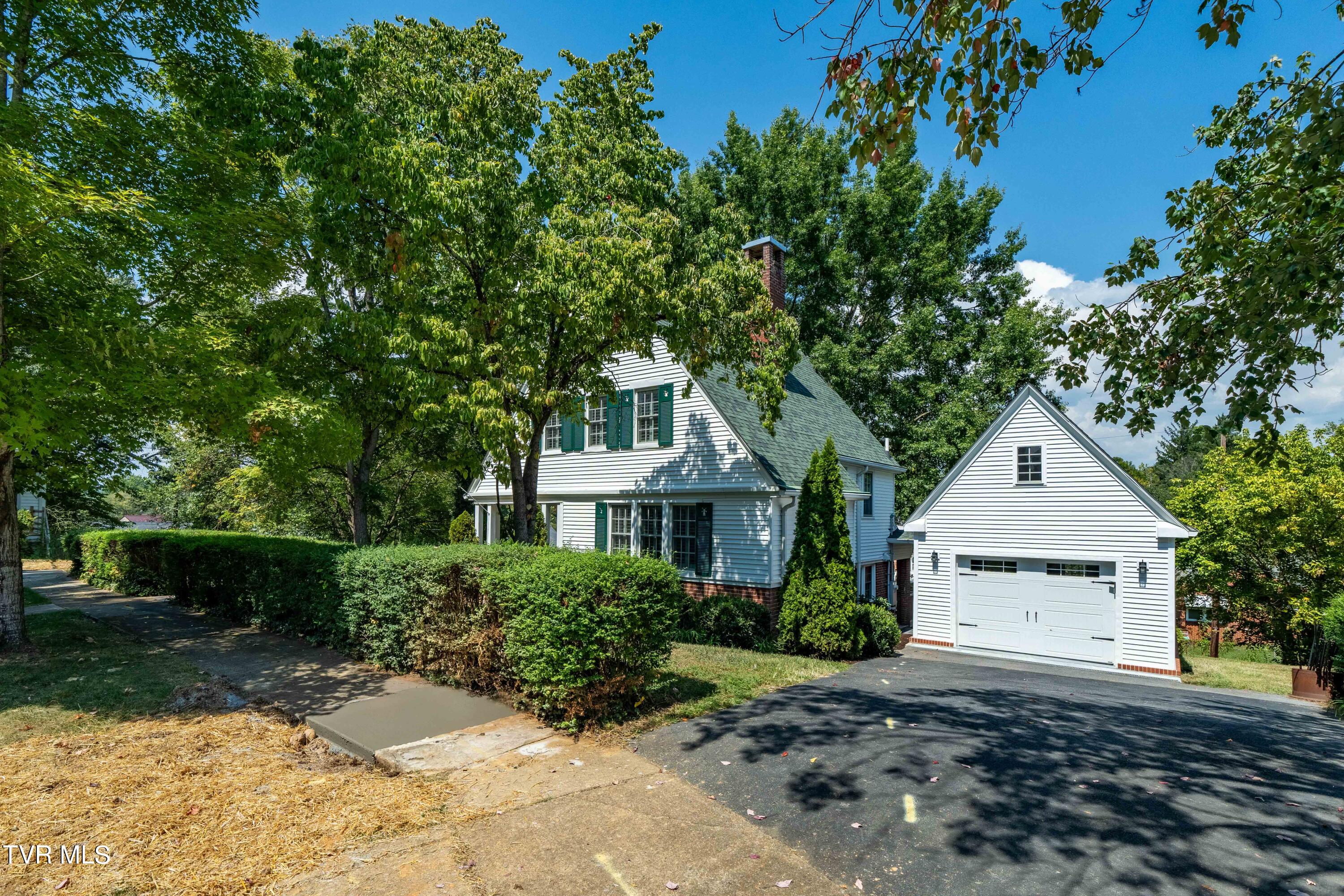 702 Yadkin Street Property Photo