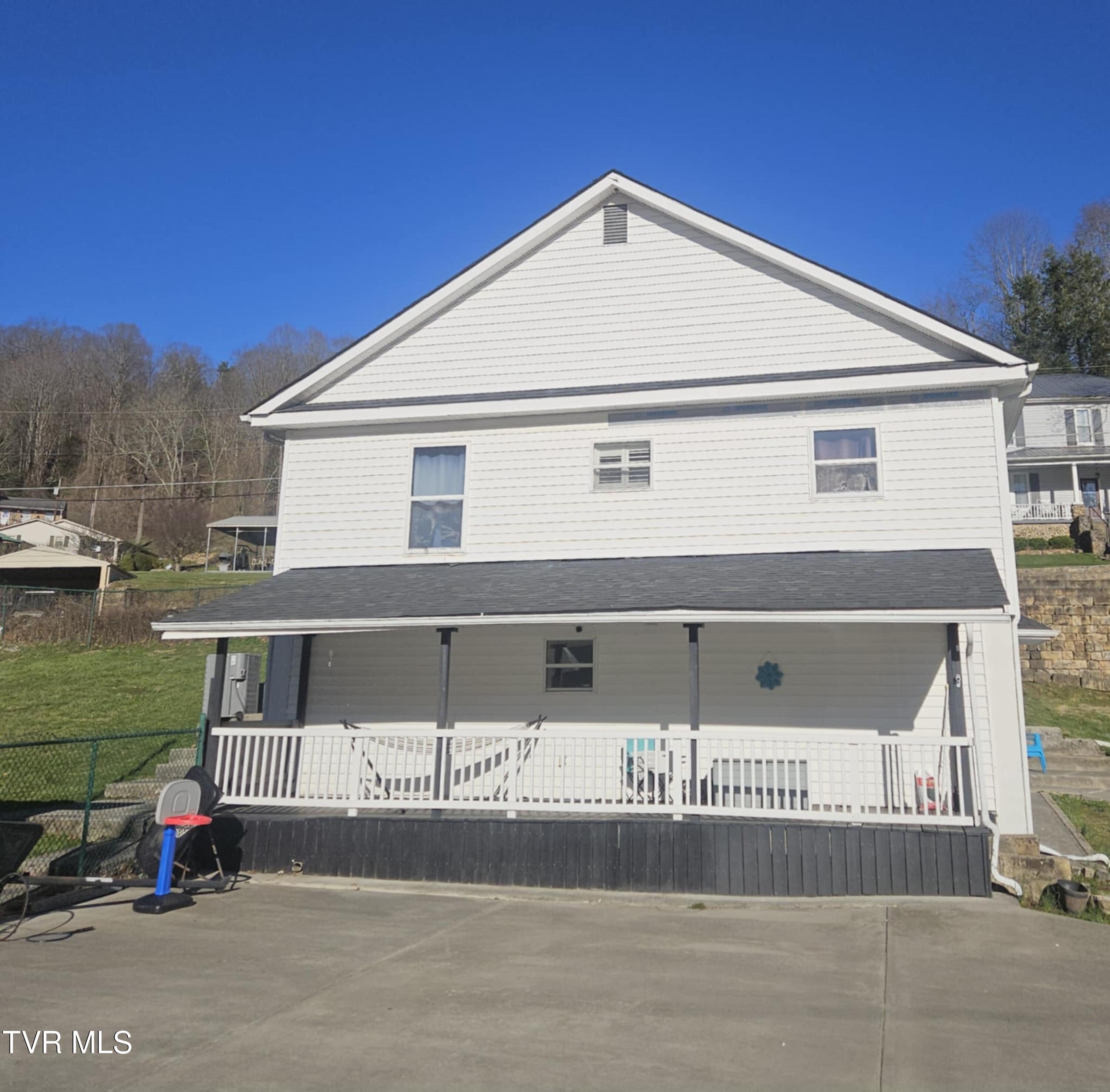 307 Northwest Craig Street Property Photo 2