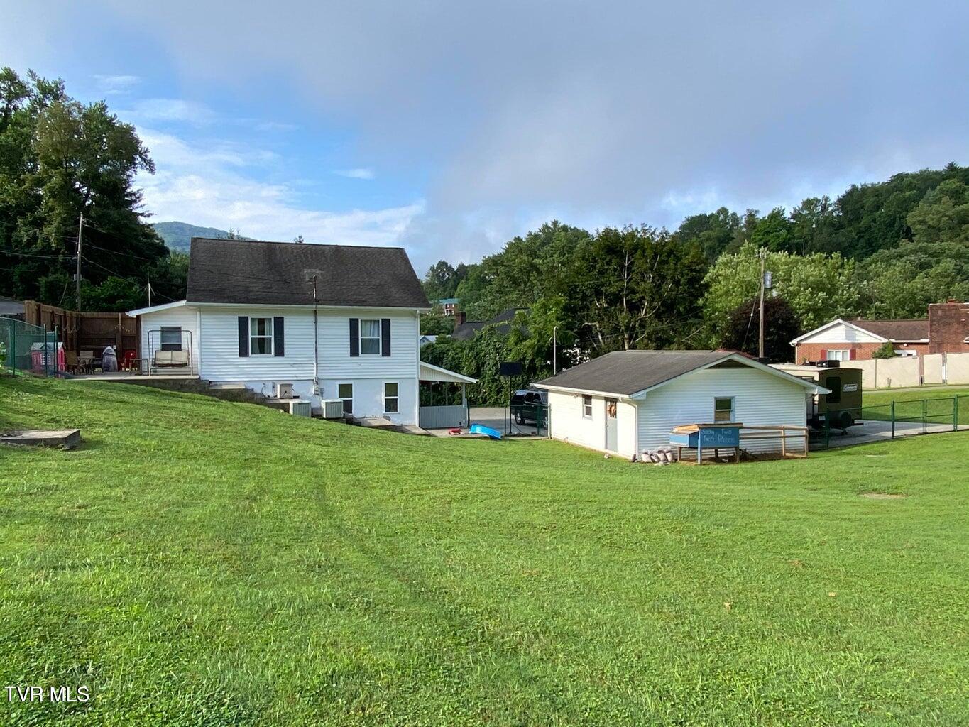 307 Northwest Craig Street Property Photo 8