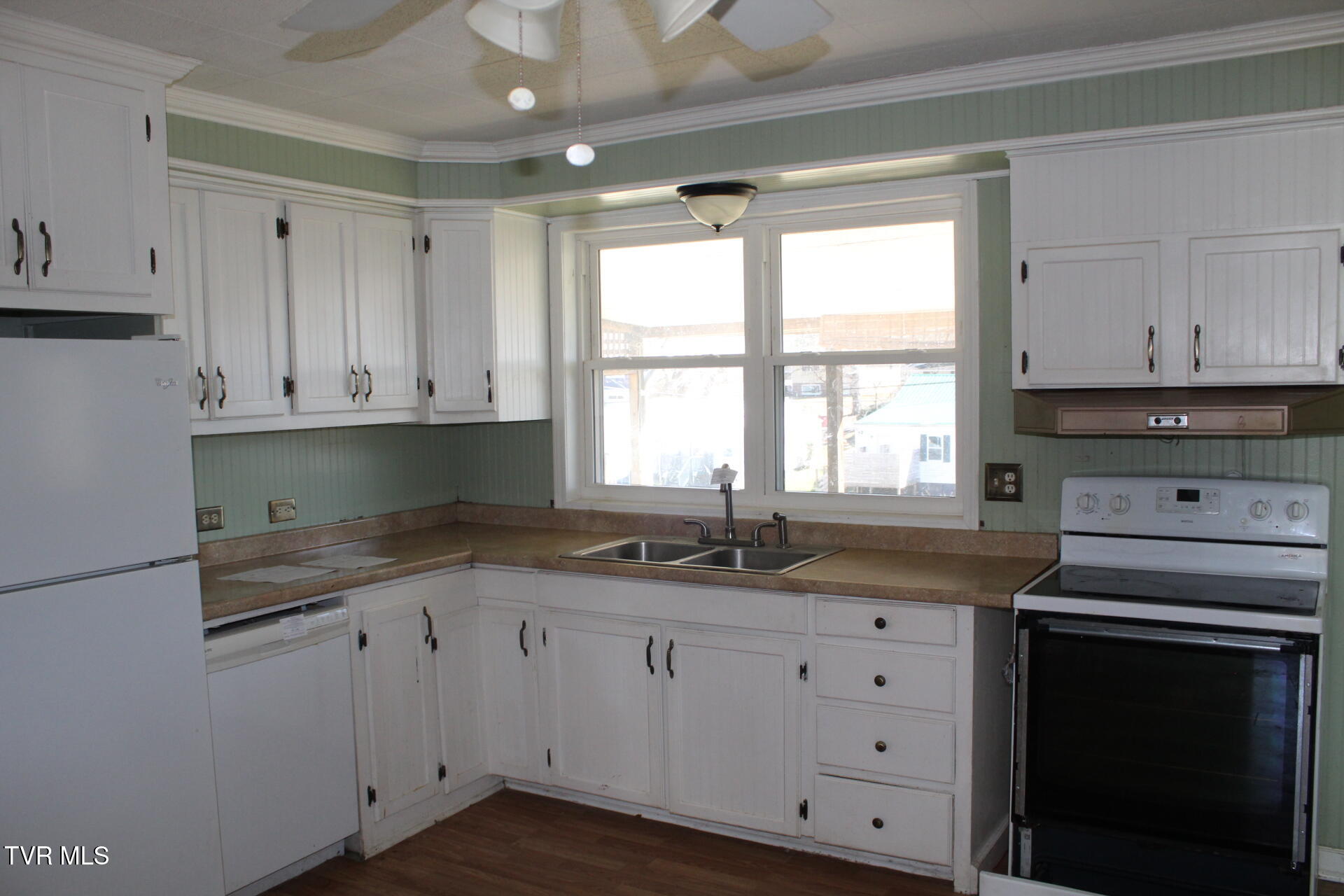 1608 East Unaka Avenue Property Photo 4