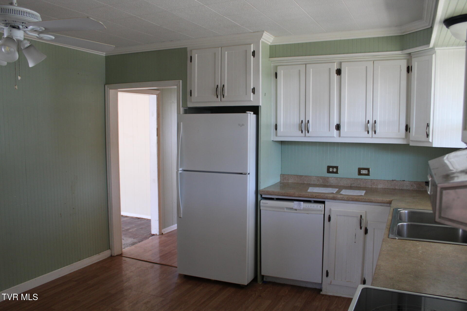 1608 East Unaka Avenue Property Photo 5