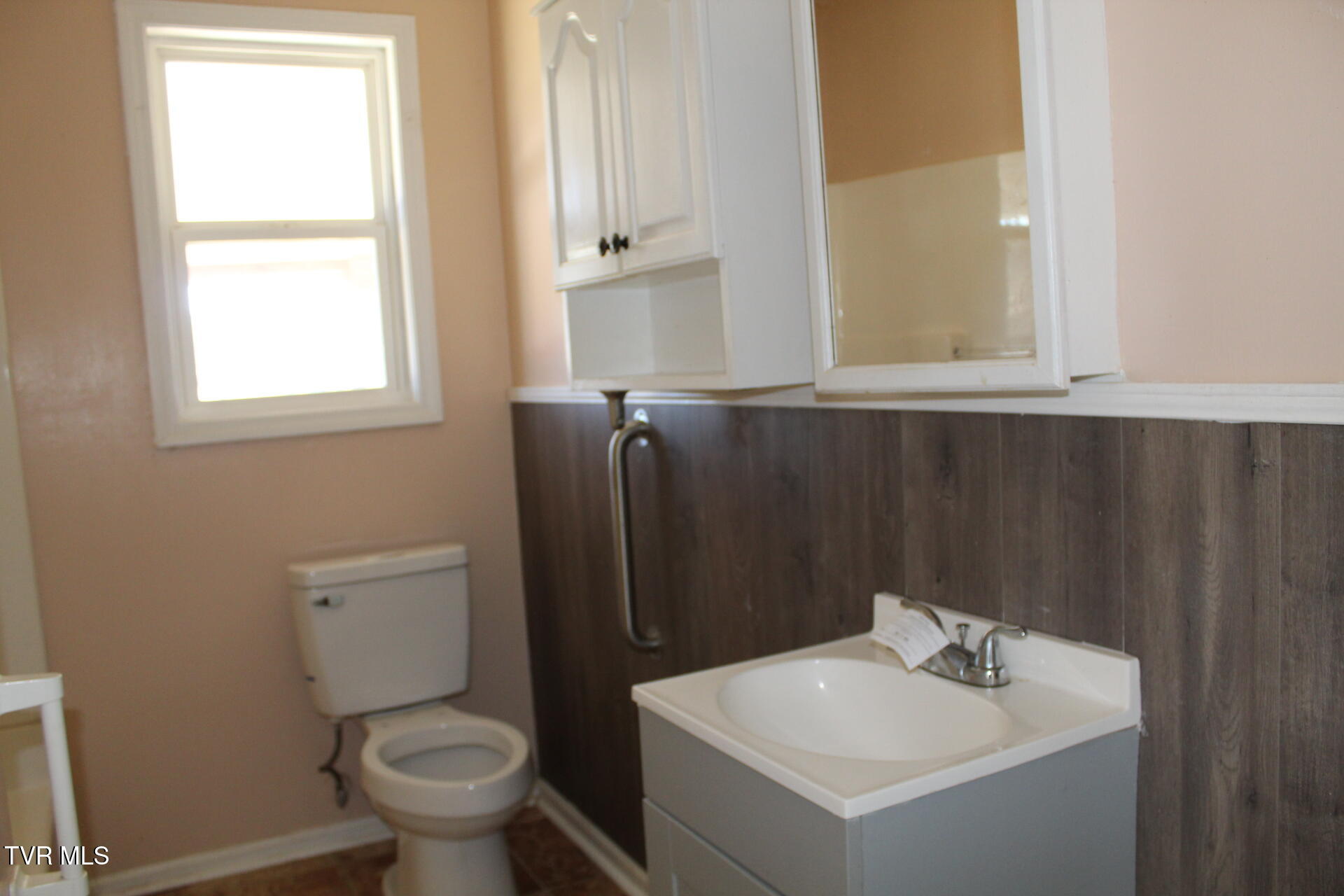 1608 East Unaka Avenue Property Photo 6
