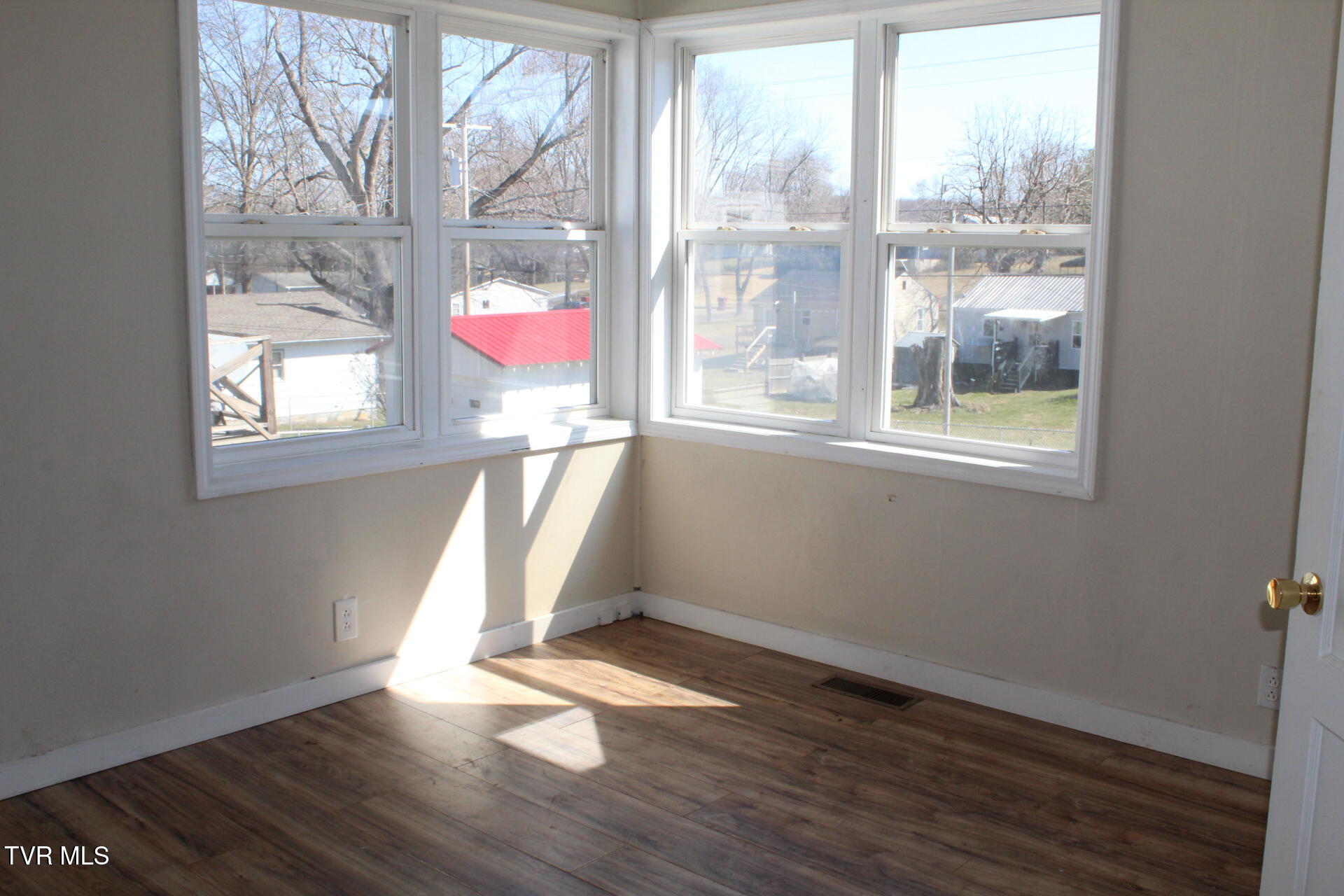 1608 East Unaka Avenue Property Photo 7