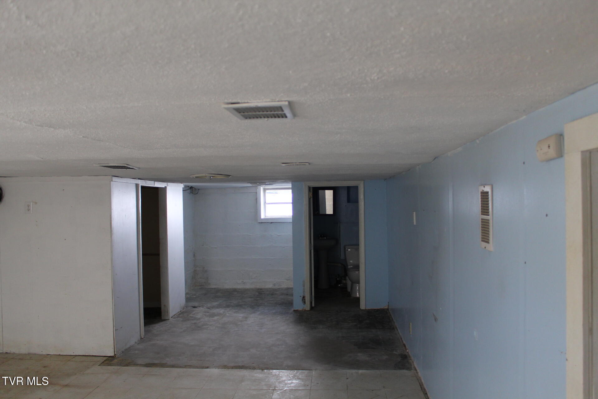 1608 East Unaka Avenue Property Photo 12