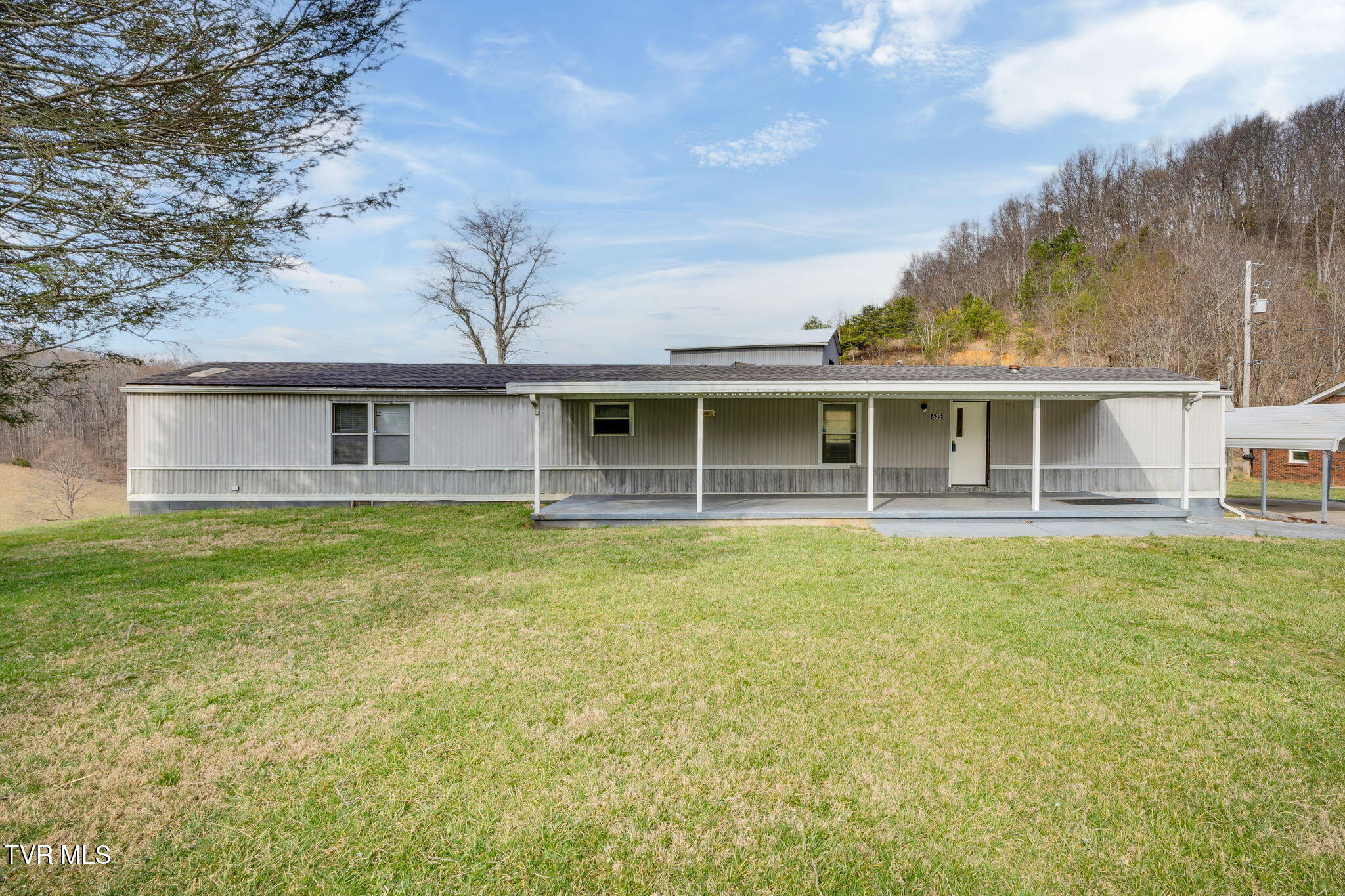 635 Esterville Road Property Photo 1
