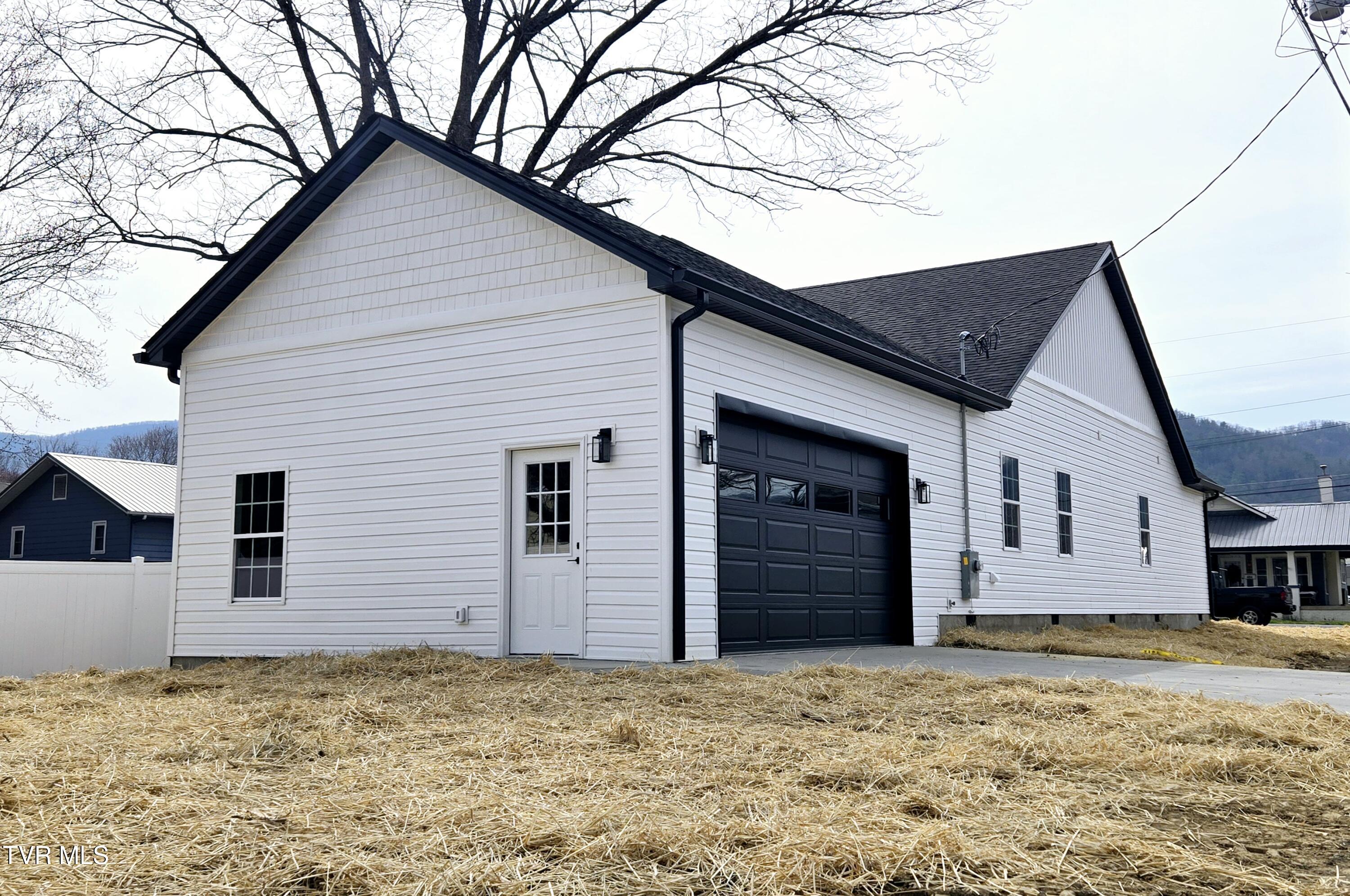 403 Walnut Street Property Photo 4