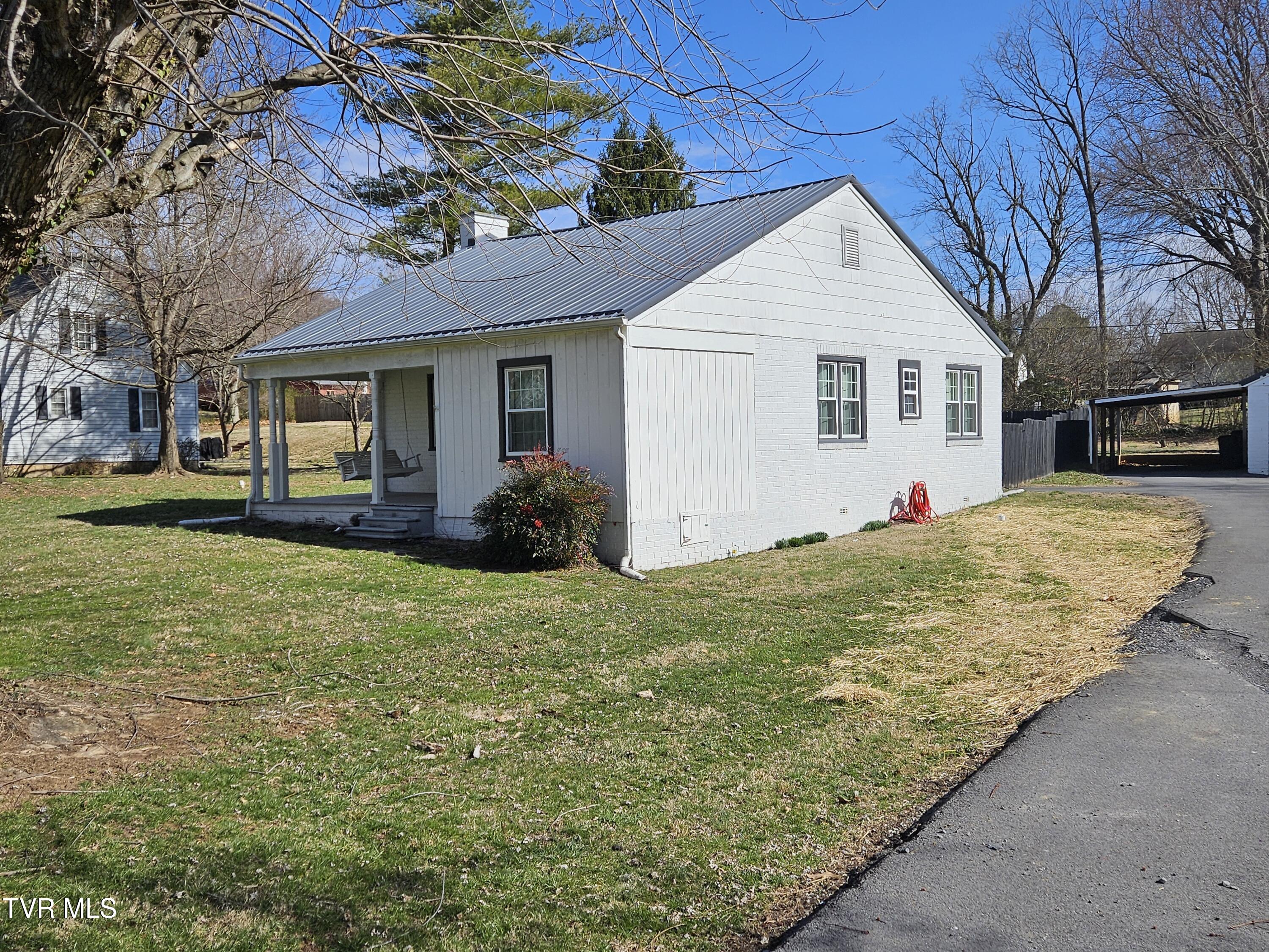 220 Circle Drive Property Photo 4