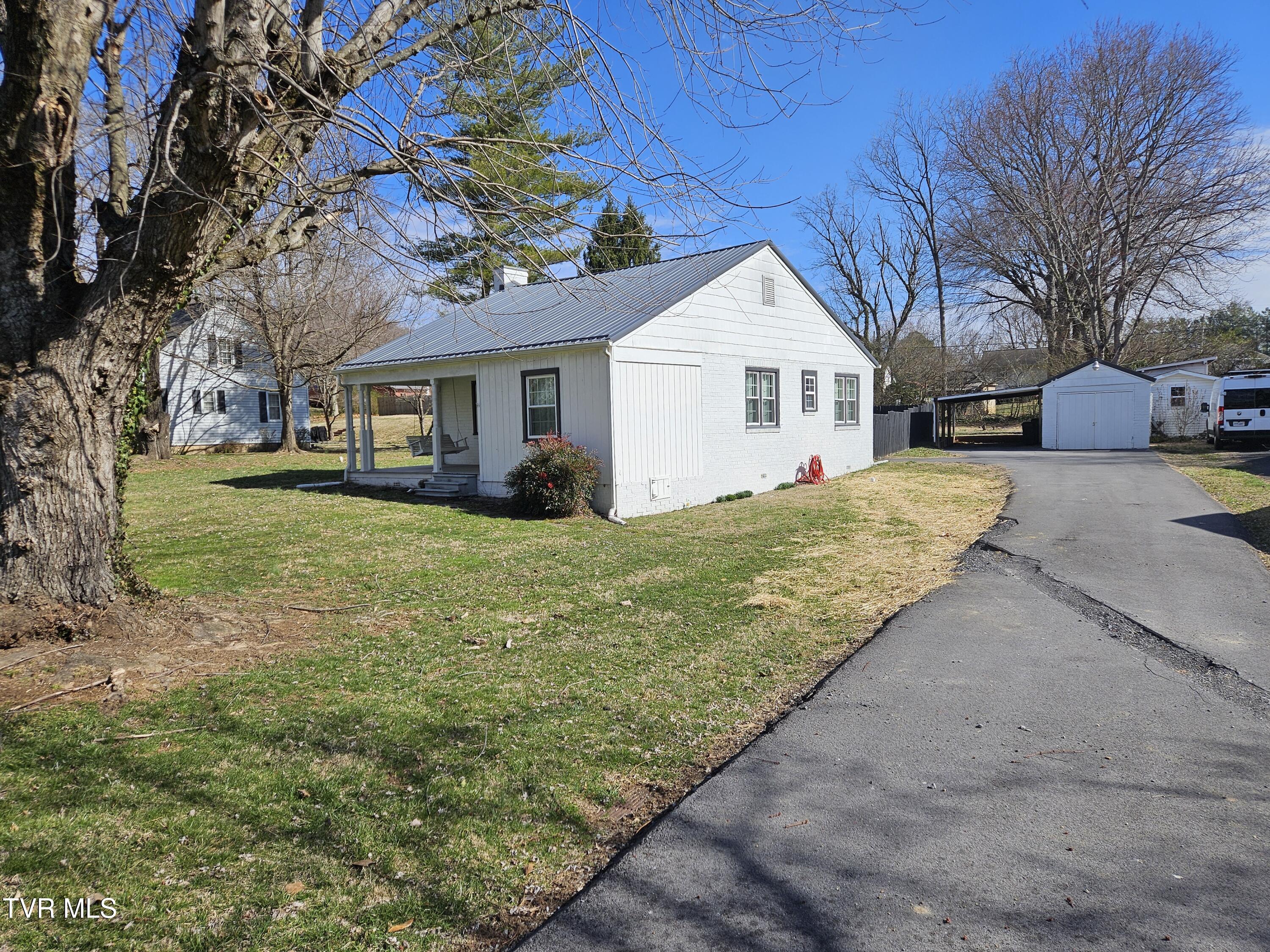 220 Circle Drive Property Photo 5