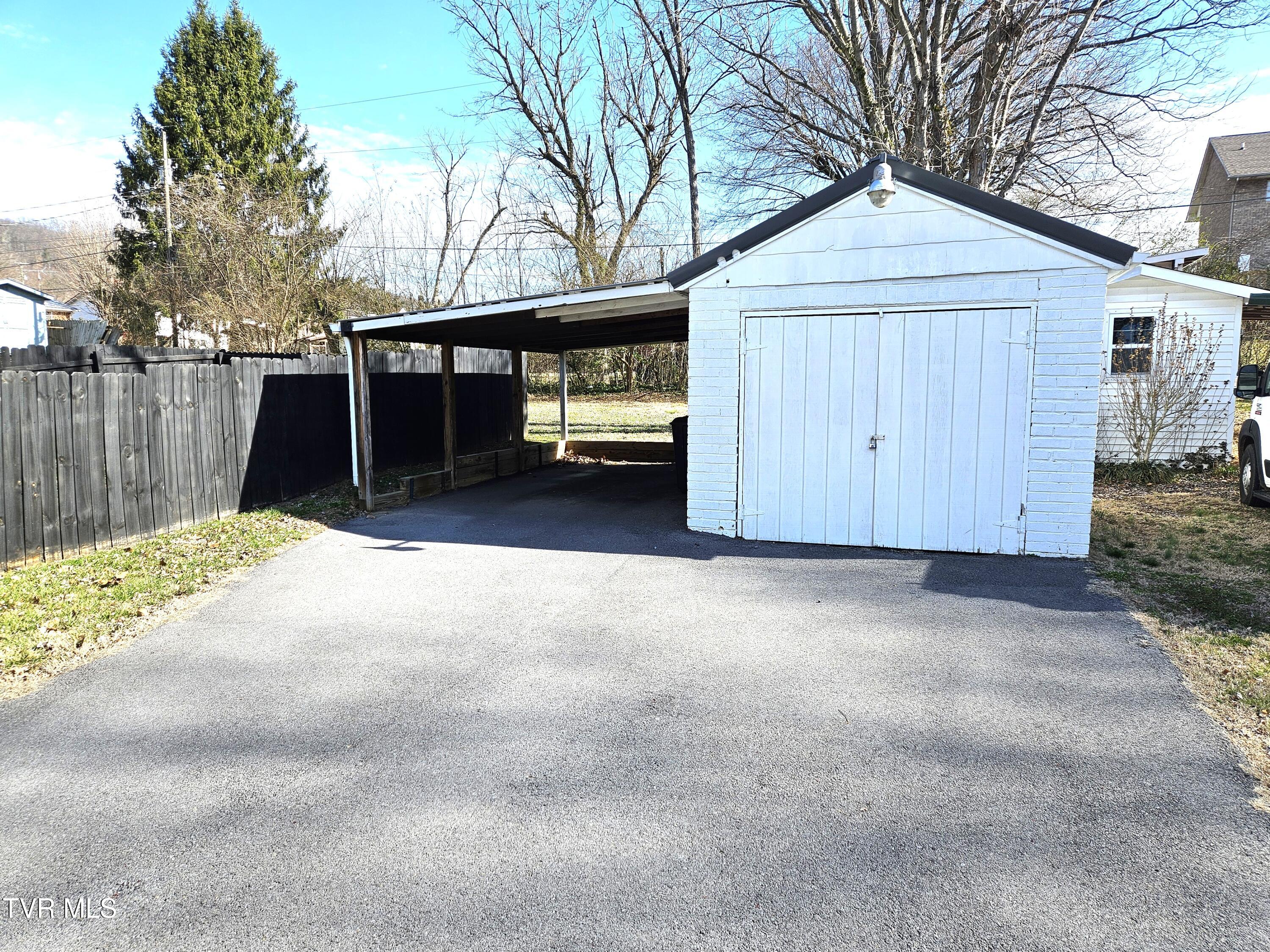 220 Circle Drive Property Photo 6