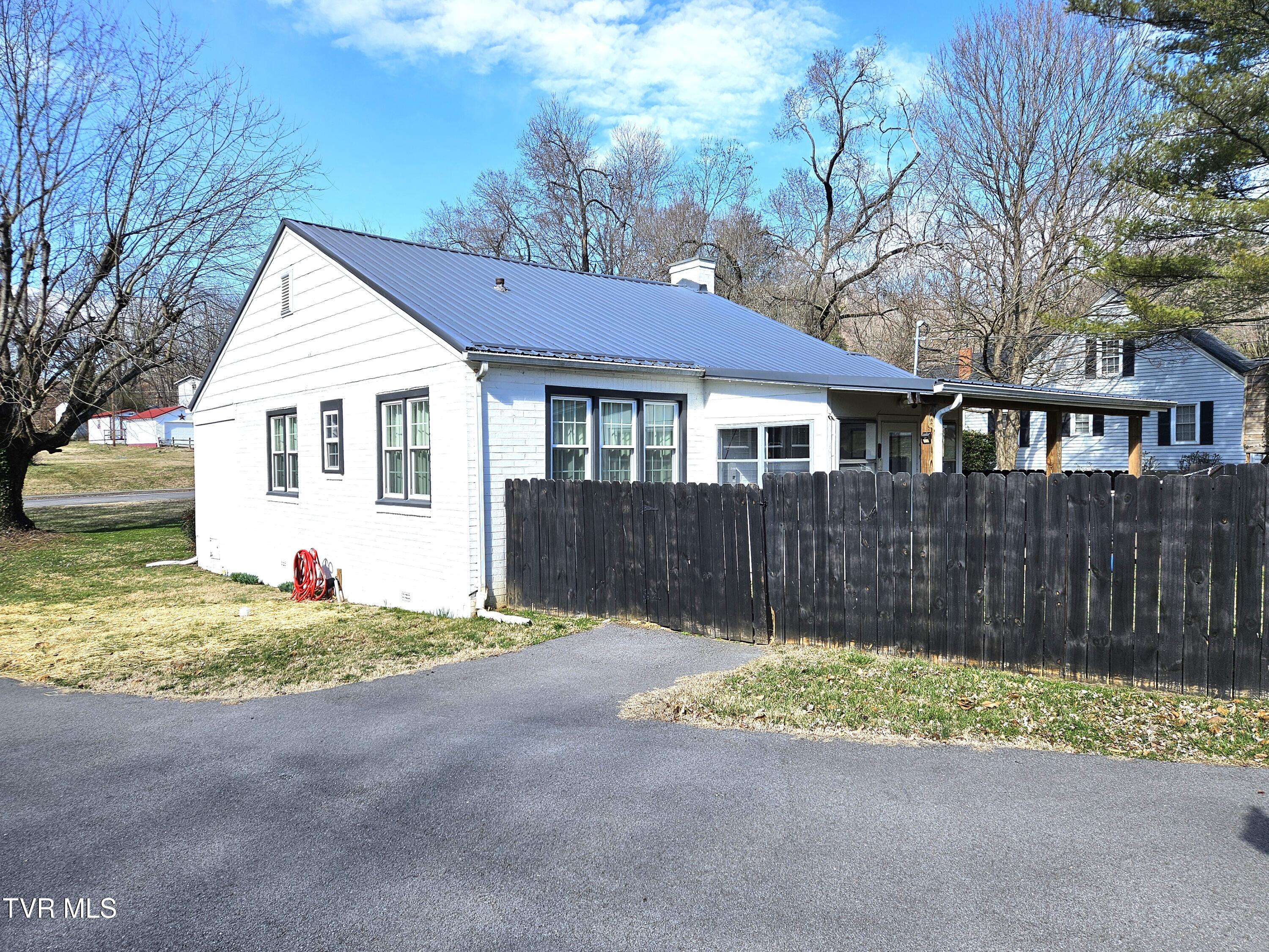 220 Circle Drive Property Photo 7