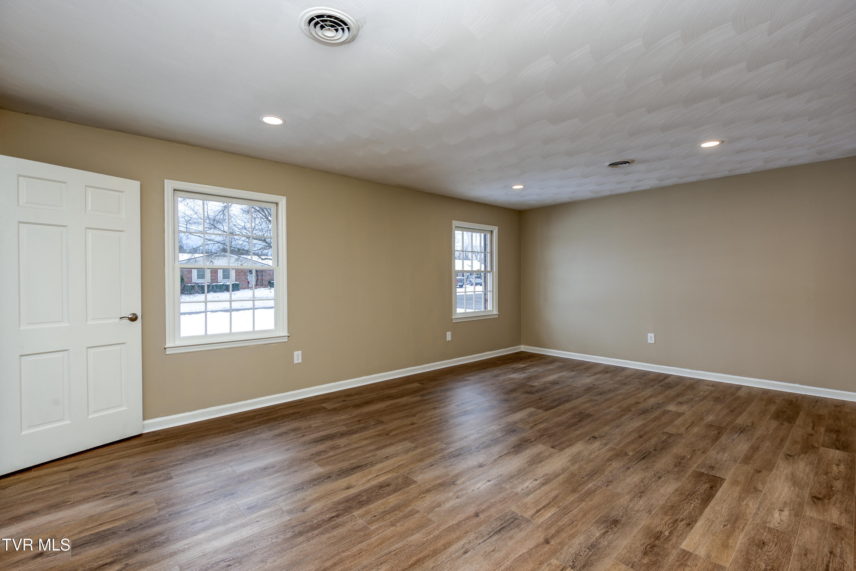 867 Northeast Wayne Avenue Property Photo 8