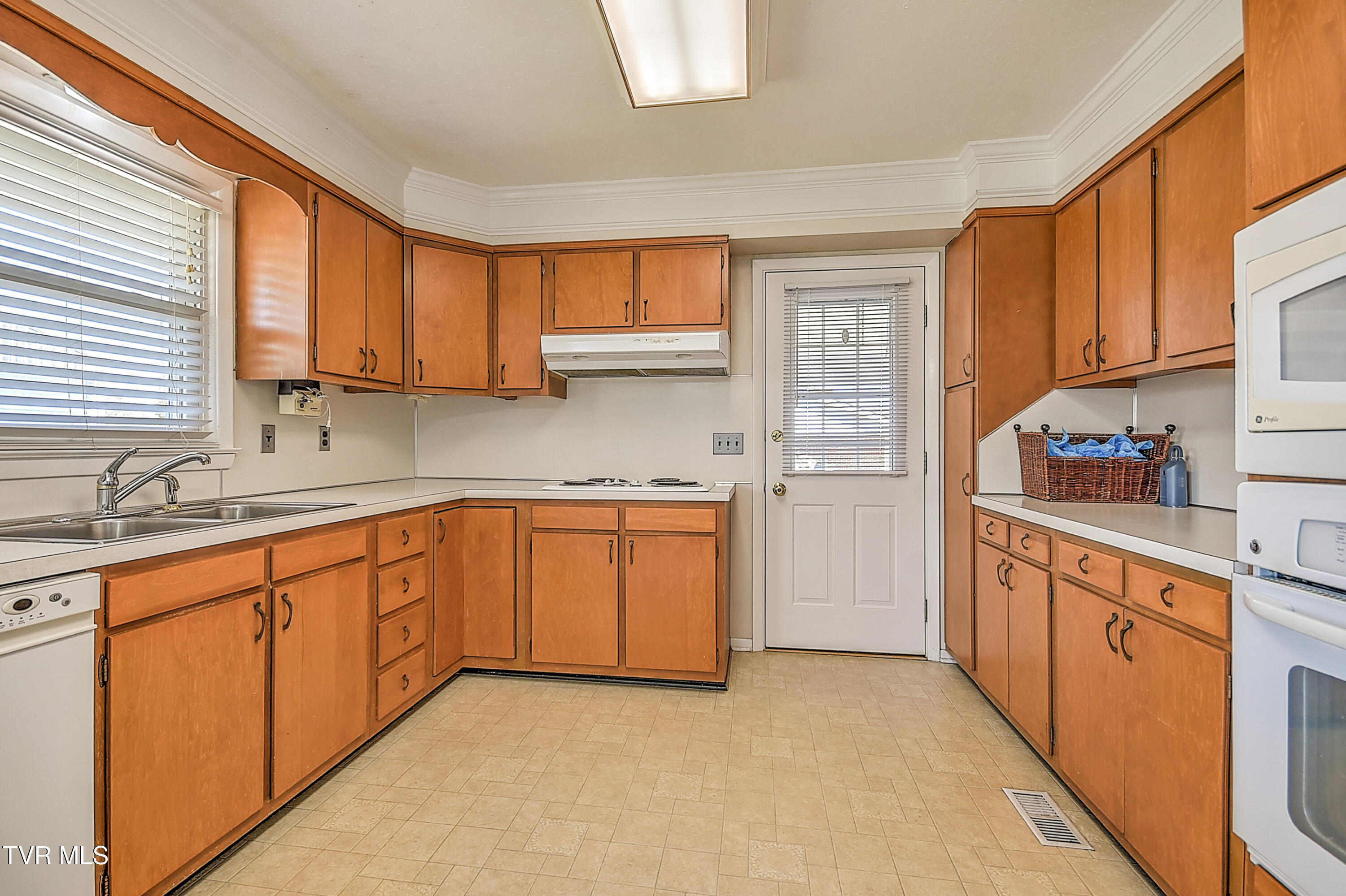 5912 Cochise Trail Property Photo 8