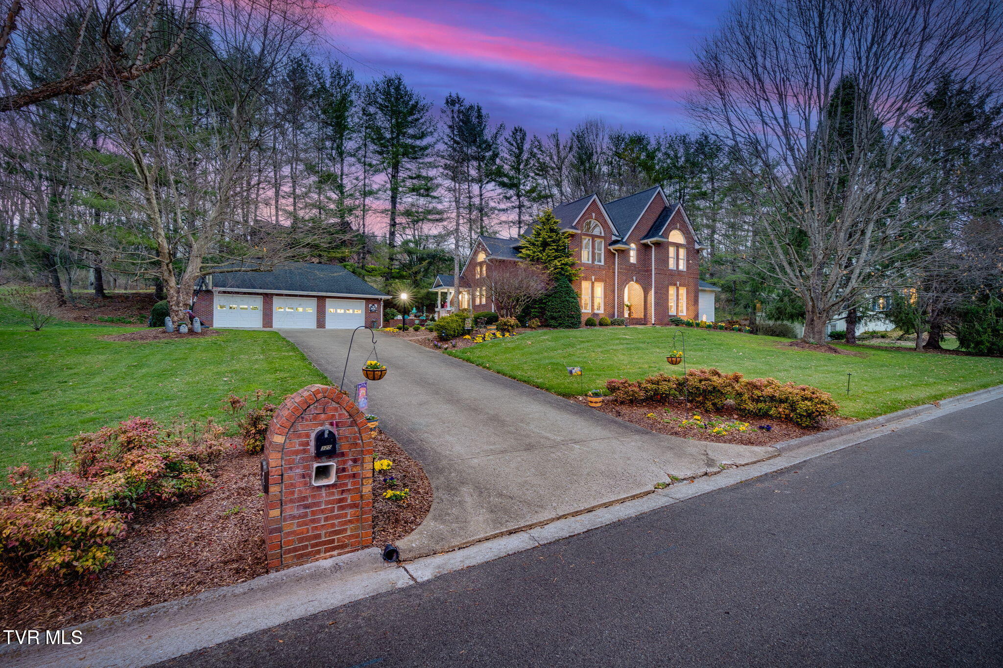 325 Roscommon Drive Property Photo