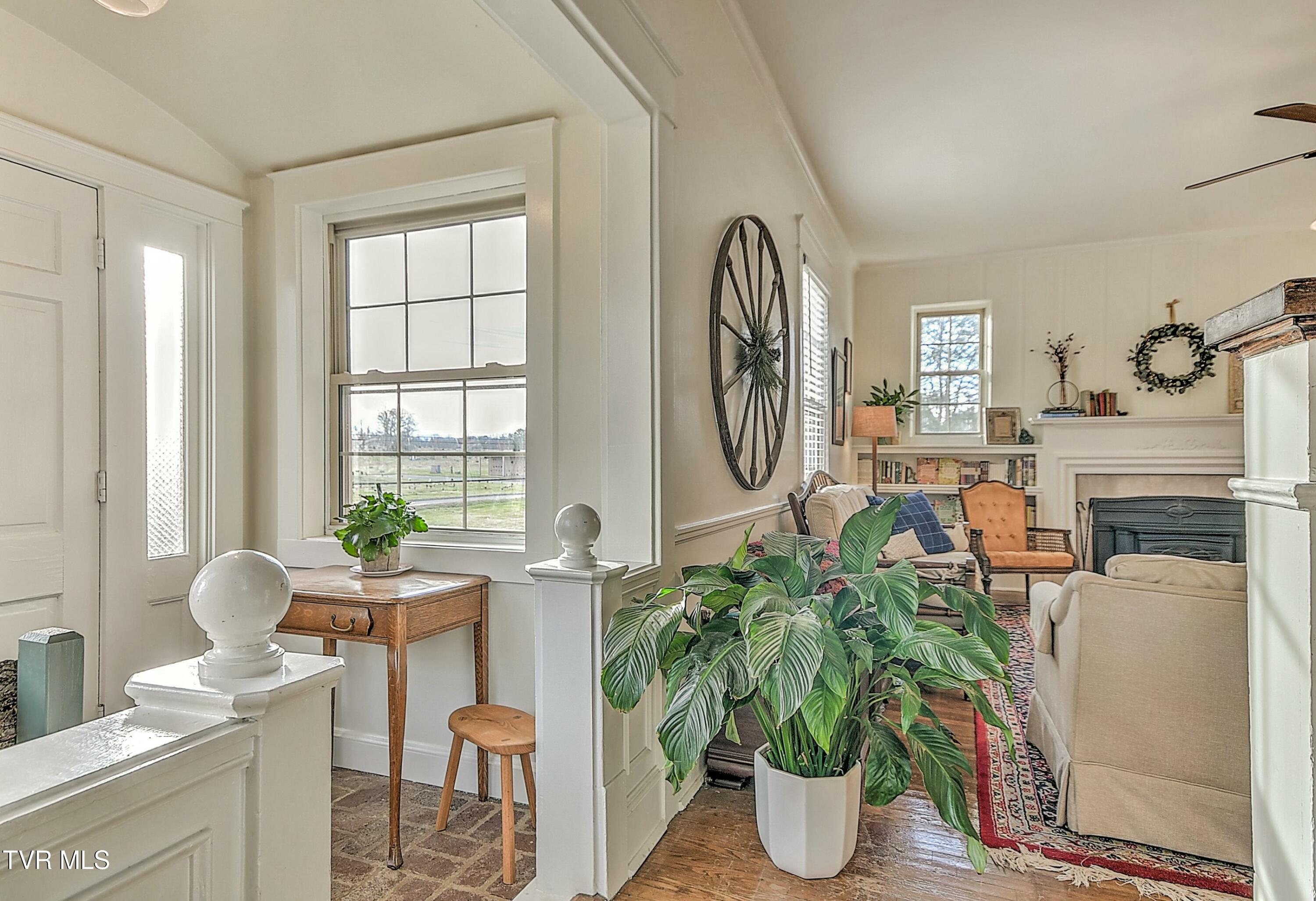 1907 East Oakland Avenue Property Photo 7