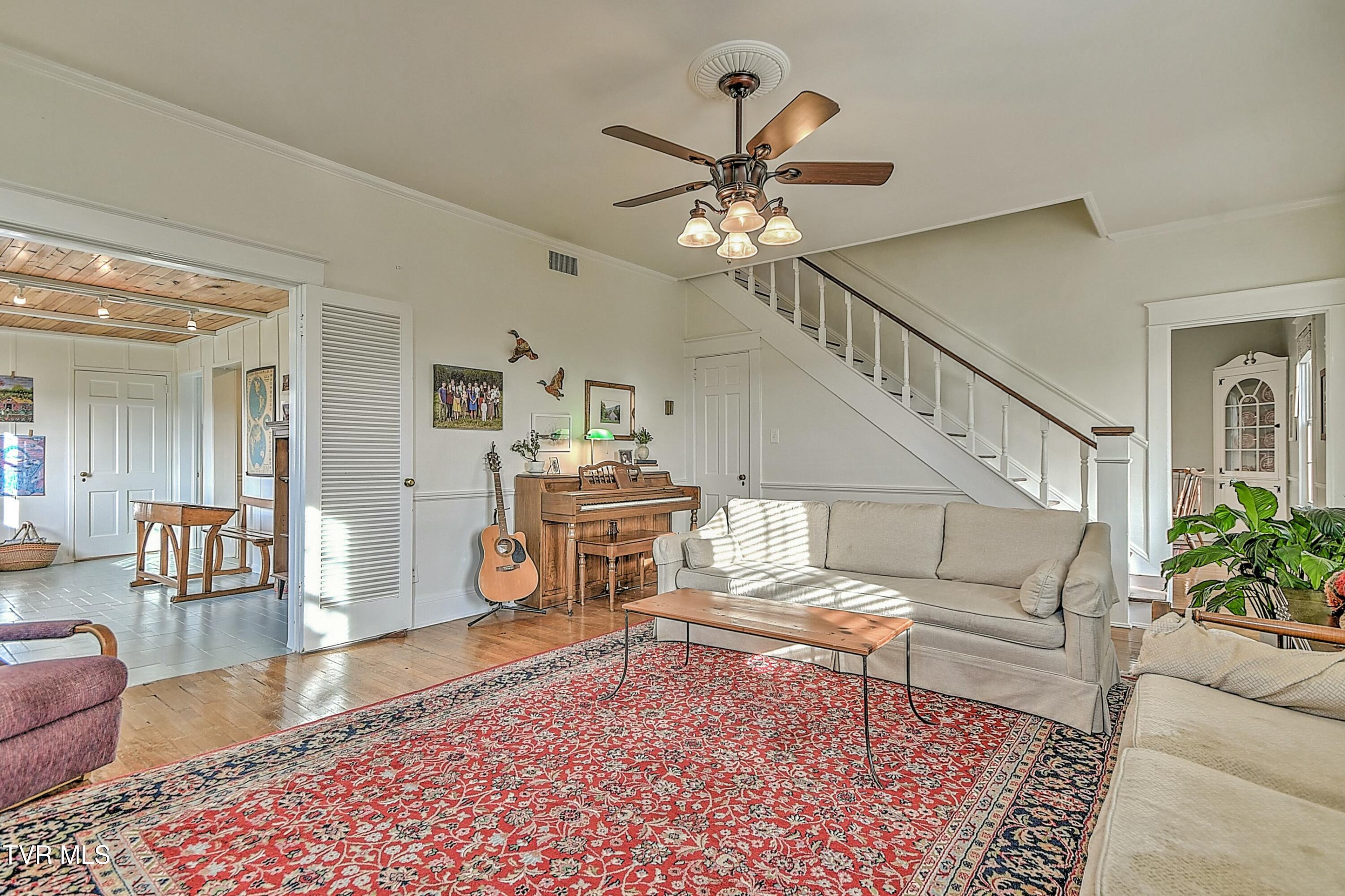 1907 East Oakland Avenue Property Photo 12