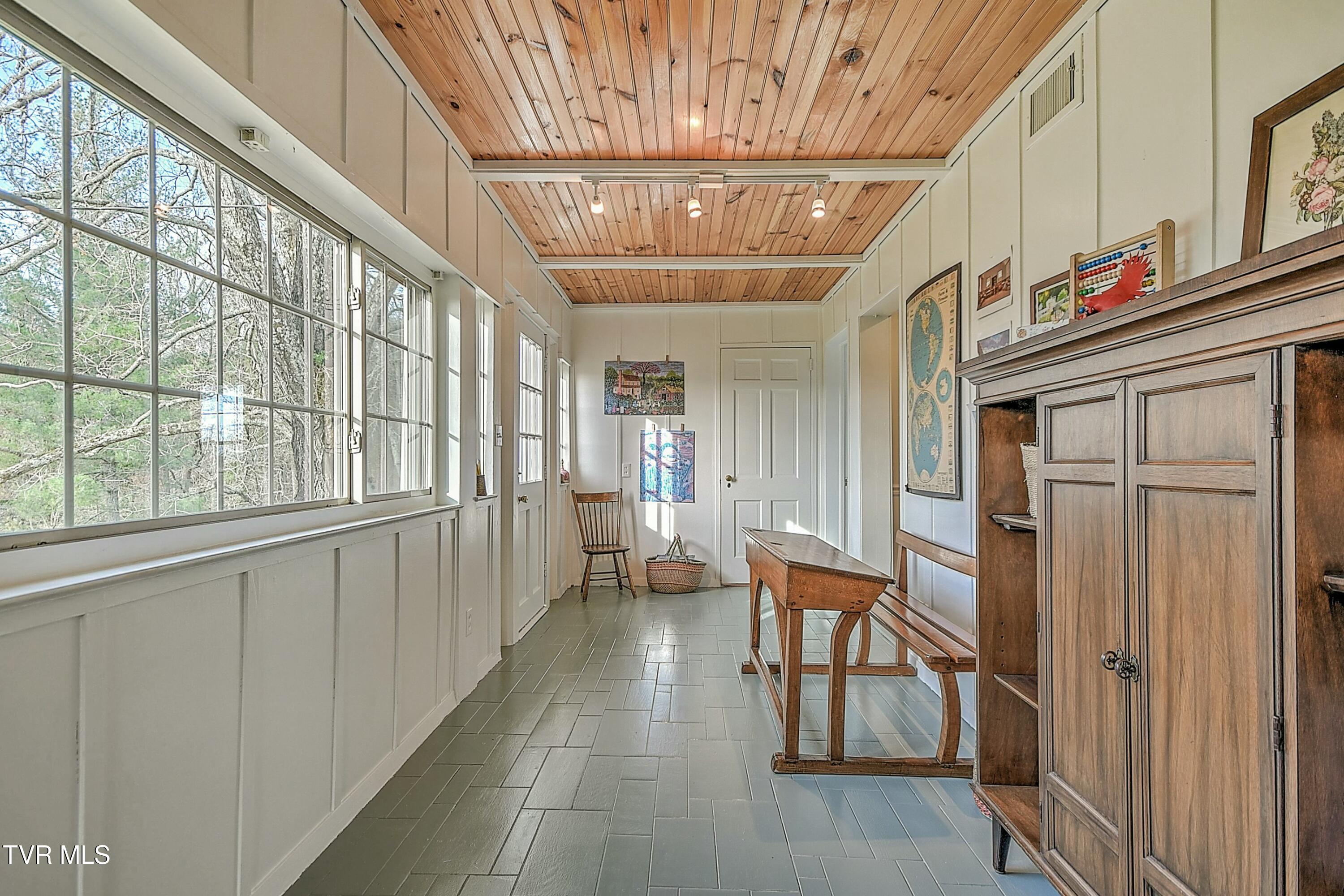 1907 East Oakland Avenue Property Photo 14