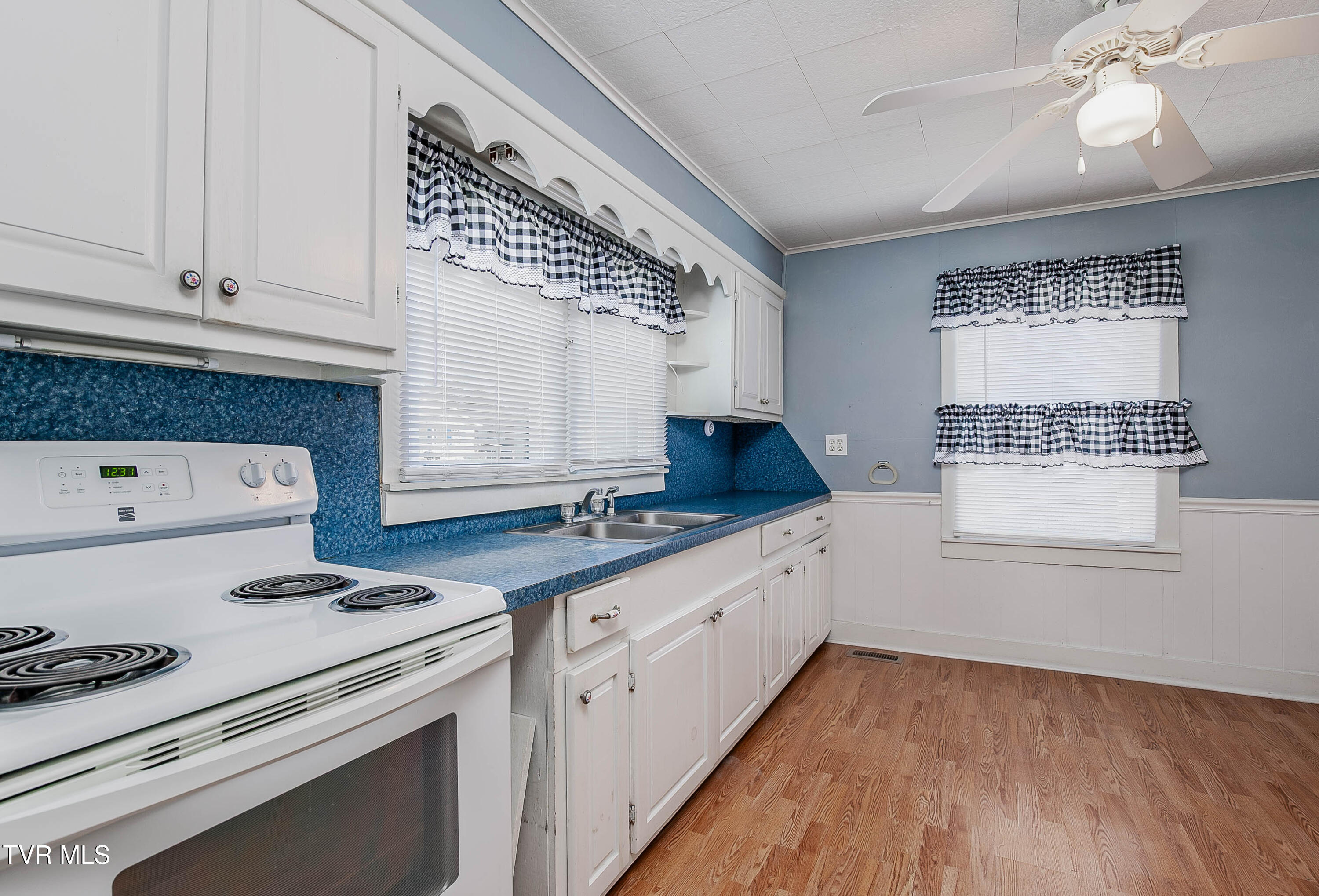 410 Bay Street Property Photo 8